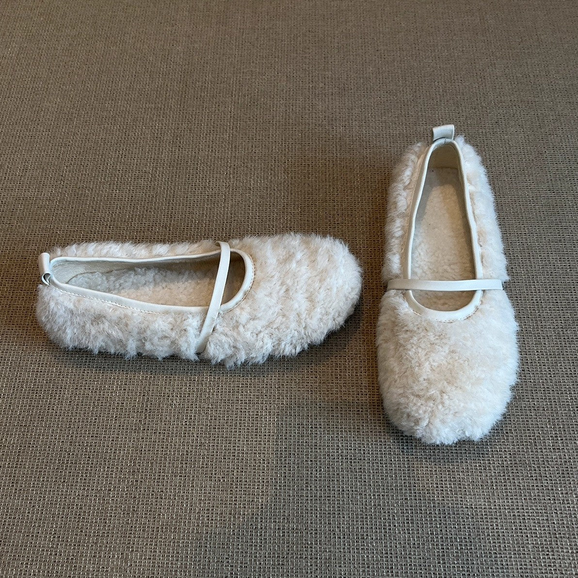 Damen Hausschuhe mit flauschigem Obermaterial und dekorativem Riemchen Heidi Mode - Image 3