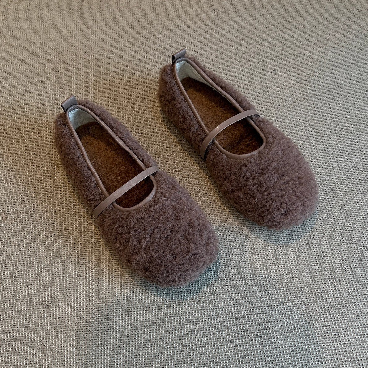Damen Hausschuhe mit flauschigem Obermaterial und dekorativem Riemchen Heidi Mode - Image 4