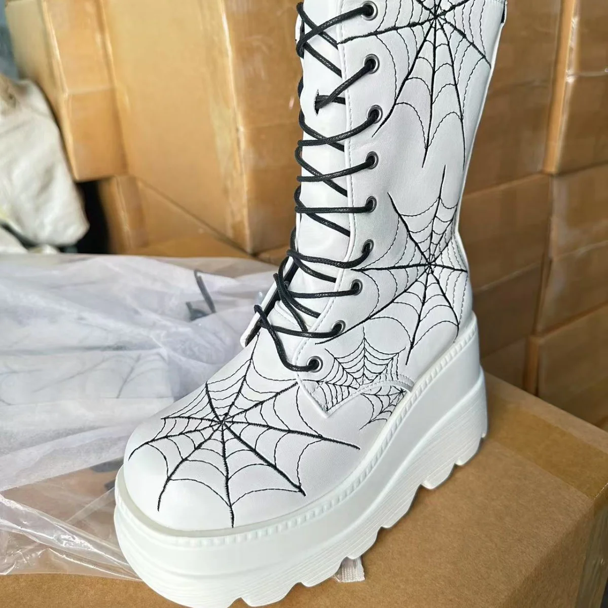 Damen High-Top Stiefel mit modischem Spinnen-Netz-Design und komfortabler Plateausohle Heidi Mode - Image 4