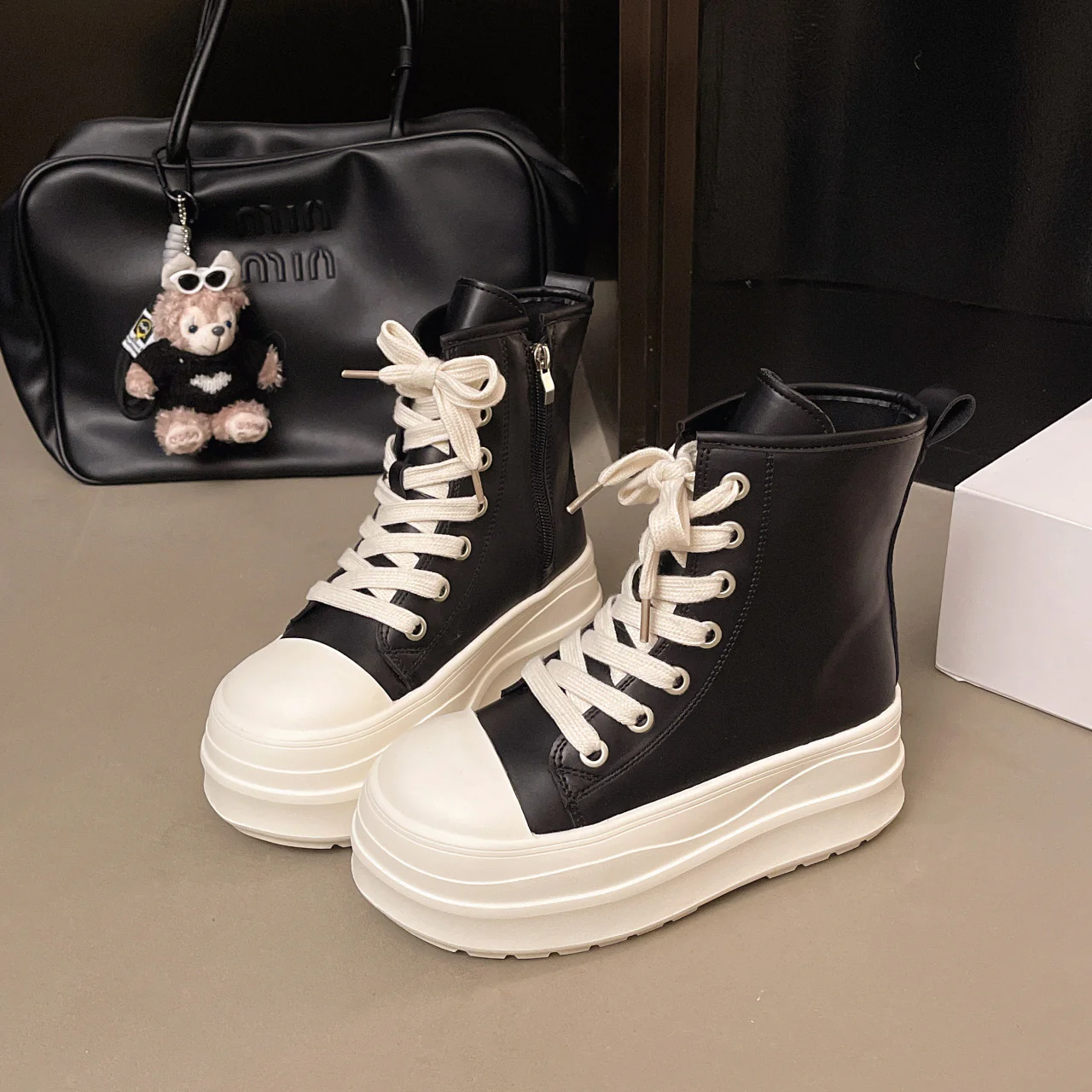 Damen hohe Sneakers mit Plateau-Sohle und elegantem Schnürsystem Heidi Mode