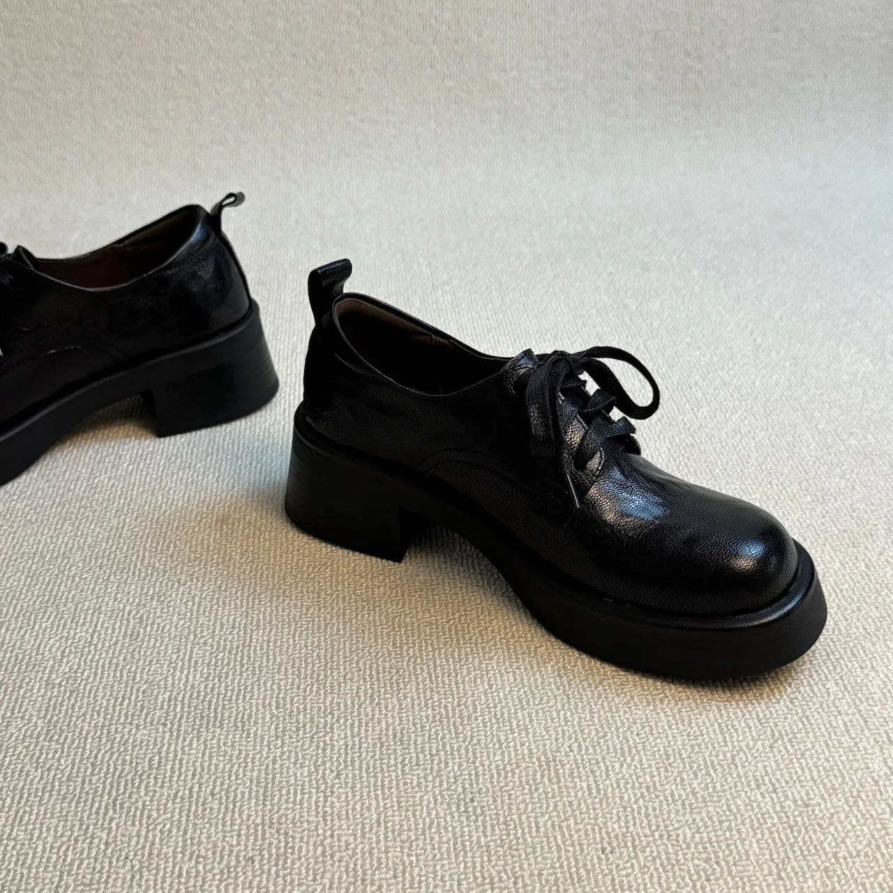 Damen Klassische Schnürschuhe mit robustem Plateau und eleganter Lederoberfläche Heidi Mode - Image 3