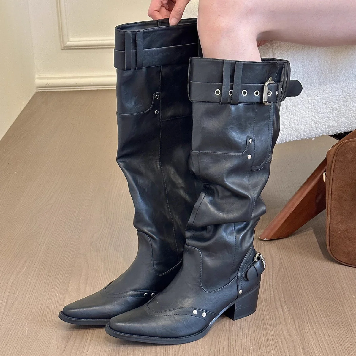 Damen kniehohe Stiefel mit robustem Absatz und stylishen Riemendetails Heidi Mode - Image 2