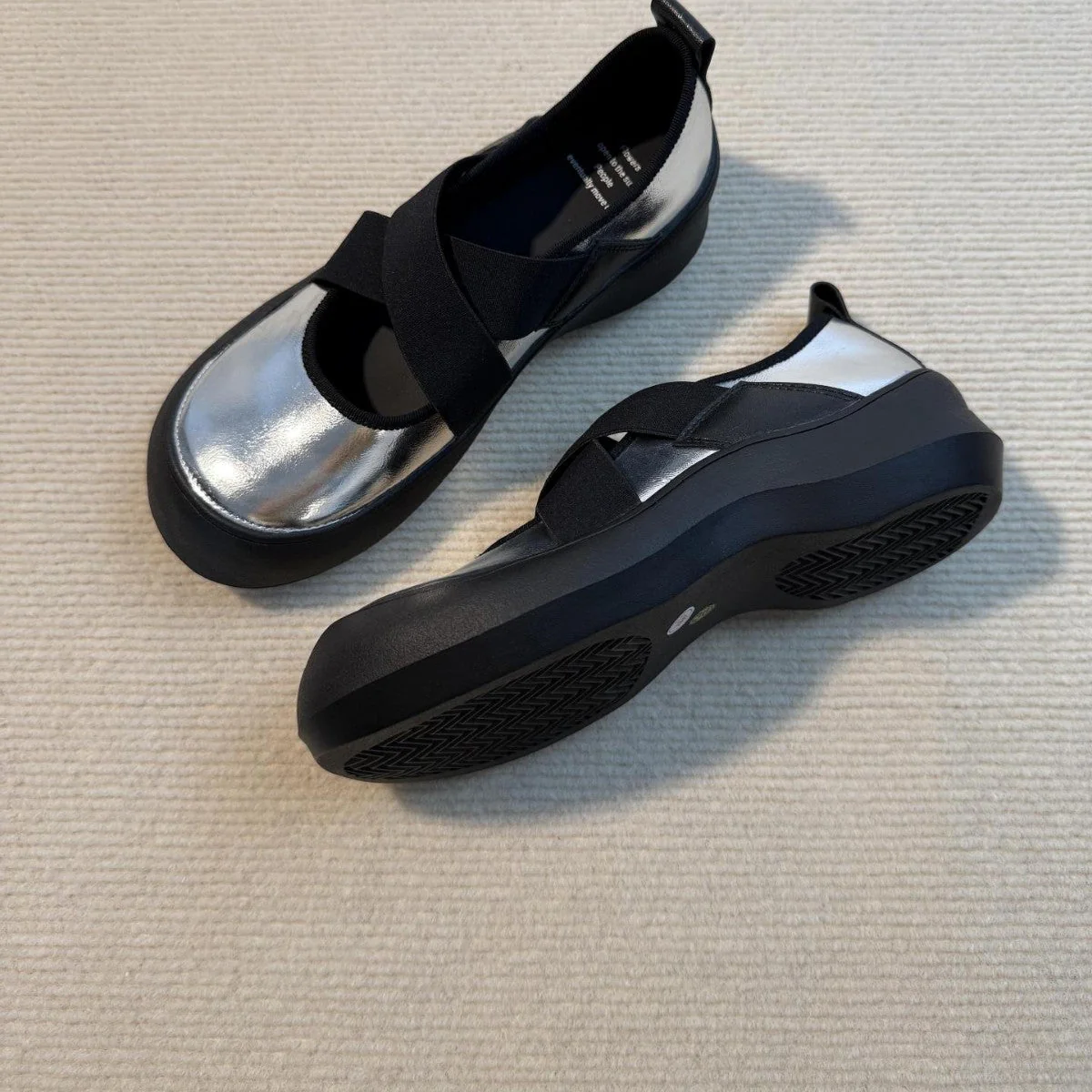 Damen Komfort-Sneaker mit Elastischem Kreuzband und Gepolstertem Fußbett Heidi-Mode - Image 3