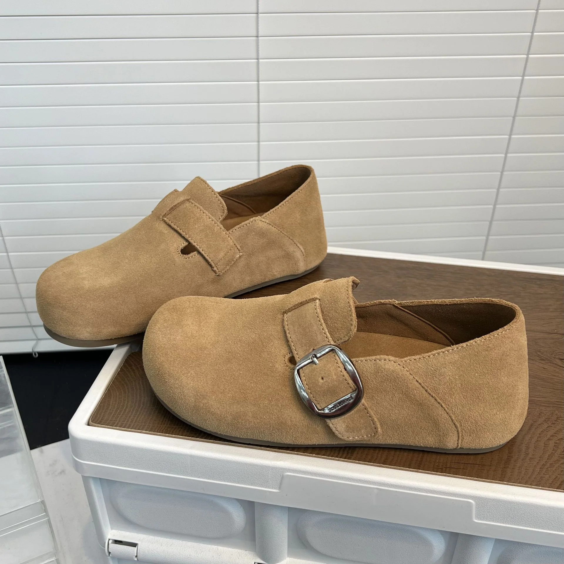 Damen Komfortable Clogs aus feinem Wildleder mit dekorativem Schnallenverschluss Heidi Mode