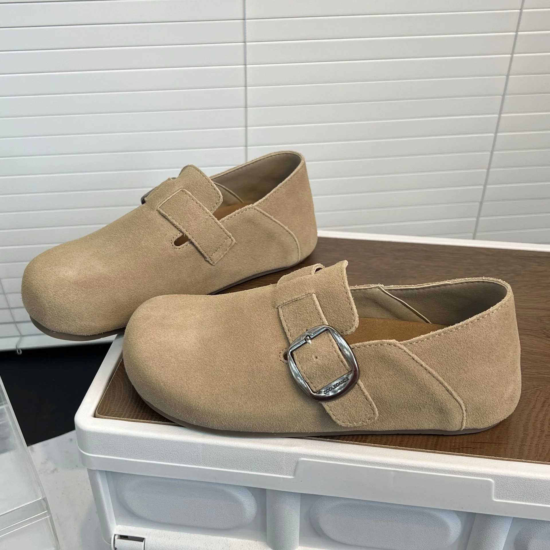 Damen Komfortable Clogs aus feinem Wildleder mit dekorativem Schnallenverschluss Heidi Mode - Image 2