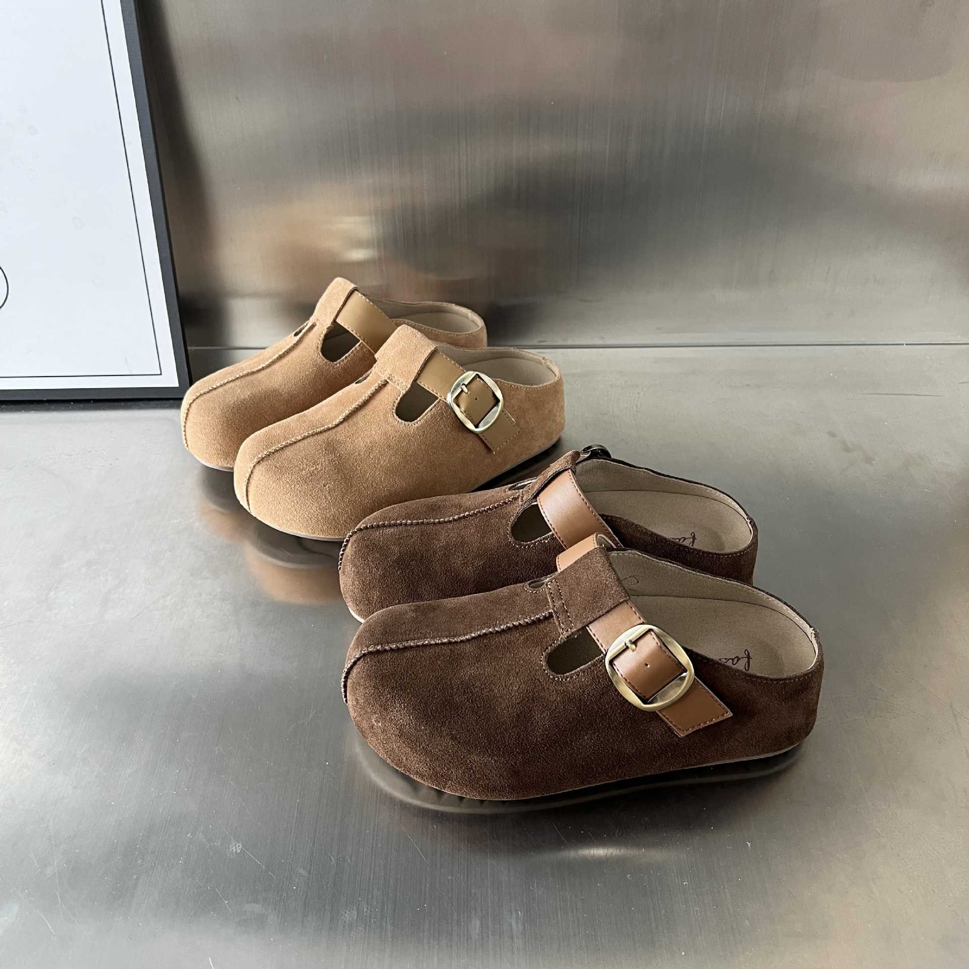 Damen Komfortable Clogs mit elegantem Schnallenverschluss aus feinem Wildleder Heidi Mode - Image 3