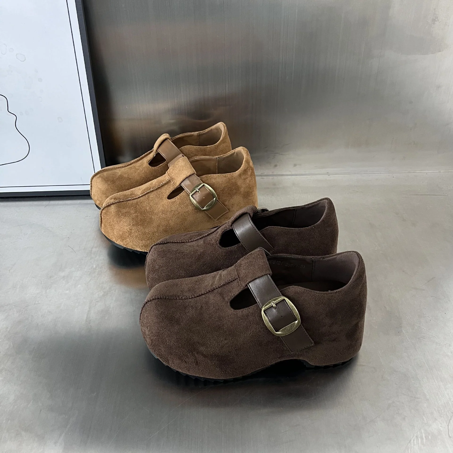 Damen Komfortable Clogs mit elegantem Schnallenverschluss aus hochwertigem Wildleder Heidi Mode - Image 3