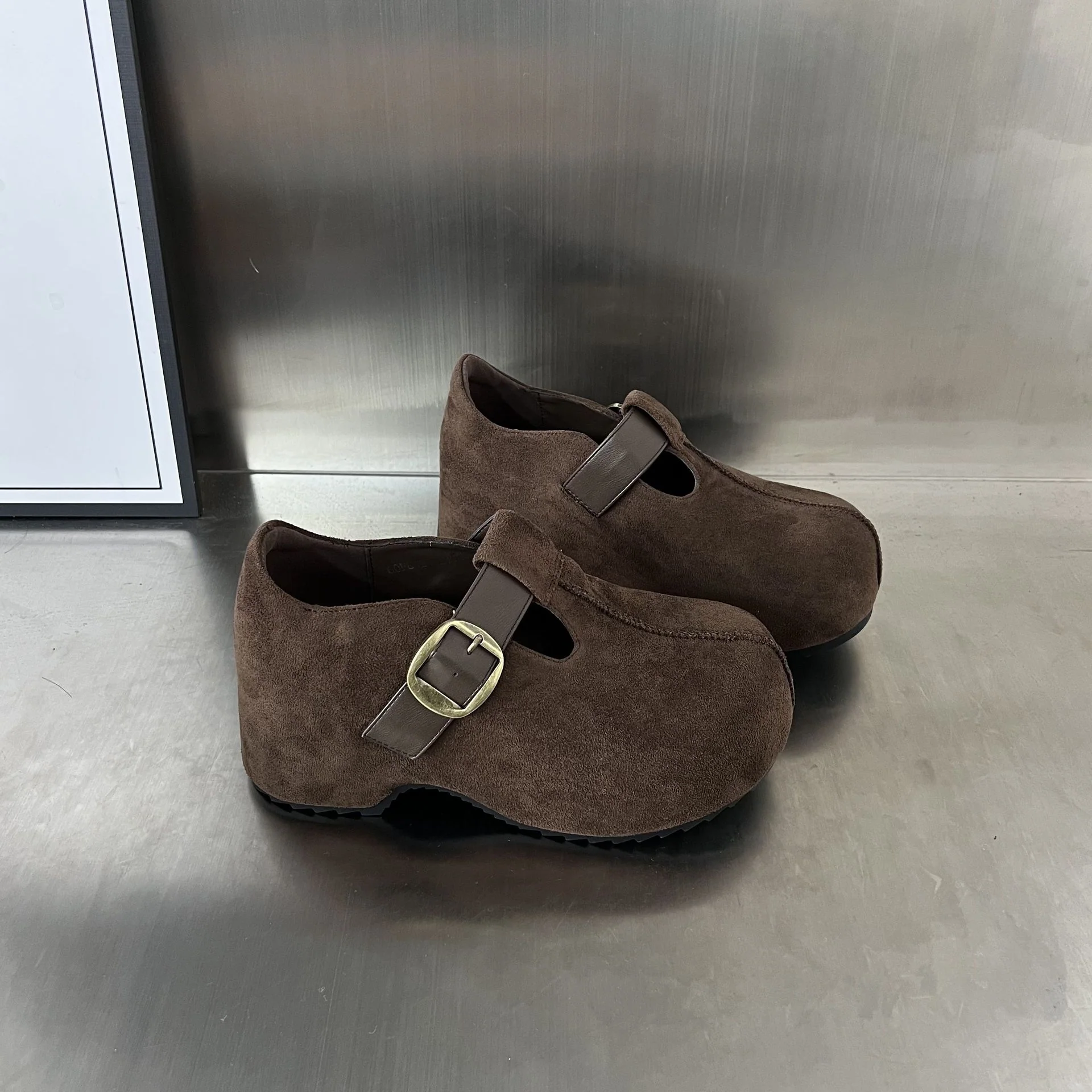 Damen Komfortable Clogs mit elegantem Schnallenverschluss aus hochwertigem Wildleder Heidi Mode - Image 5