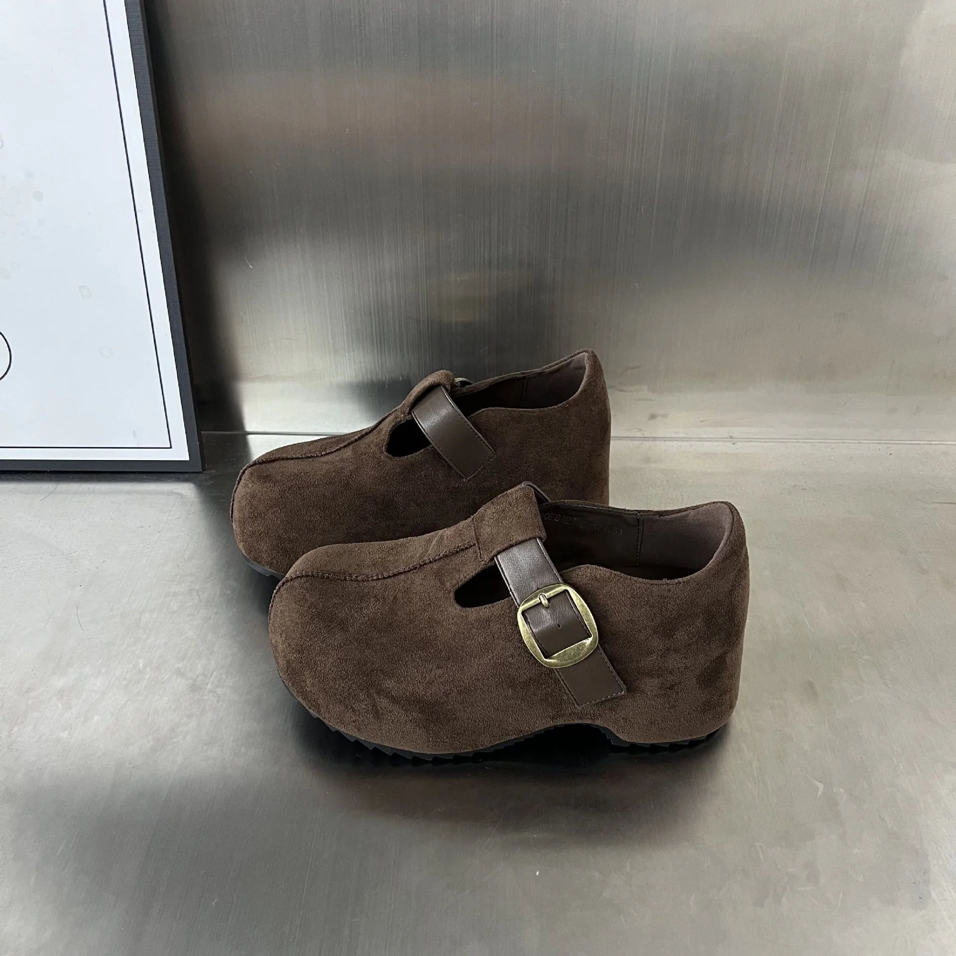Damen Komfortable Clogs mit elegantem Schnallenverschluss aus hochwertigem Wildleder Heidi Mode - Image 7
