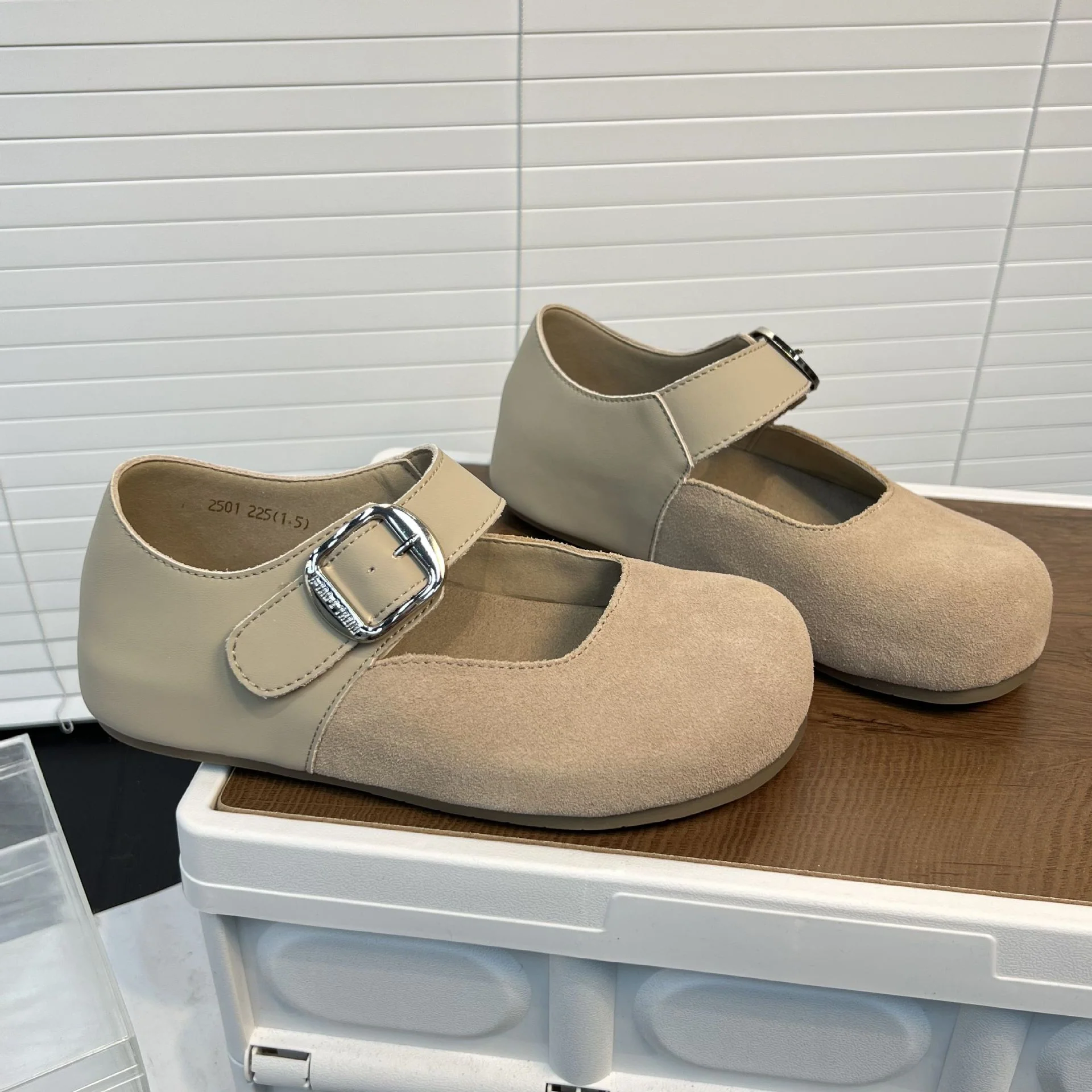 Damen Komfortable Clogs mit modischem Riemen und weichem Fußbett Heidi Mode - Image 4