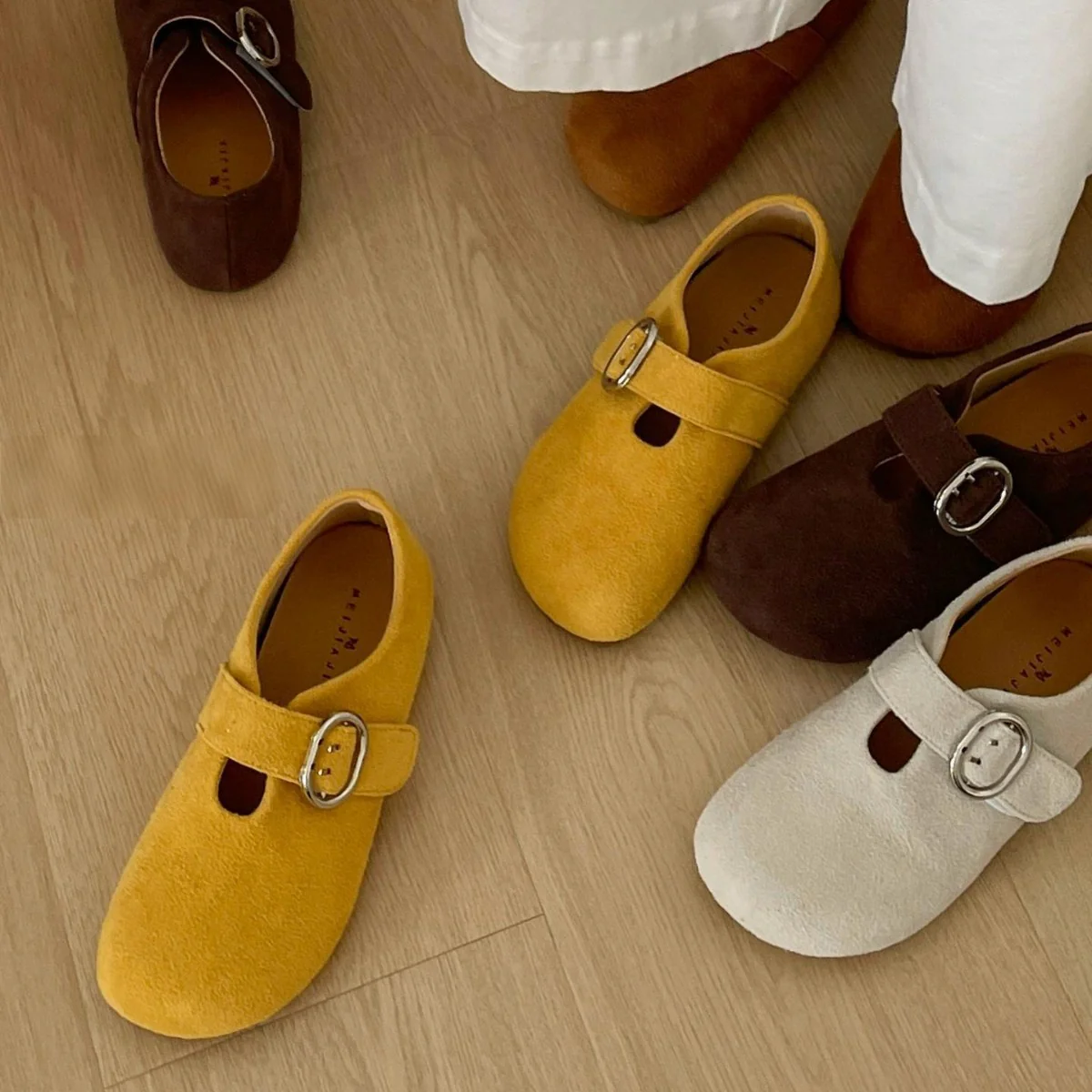 Damen Komfortable Clogs mit verstellbarem Riemen und weichem Innenfutter Heidi Mode