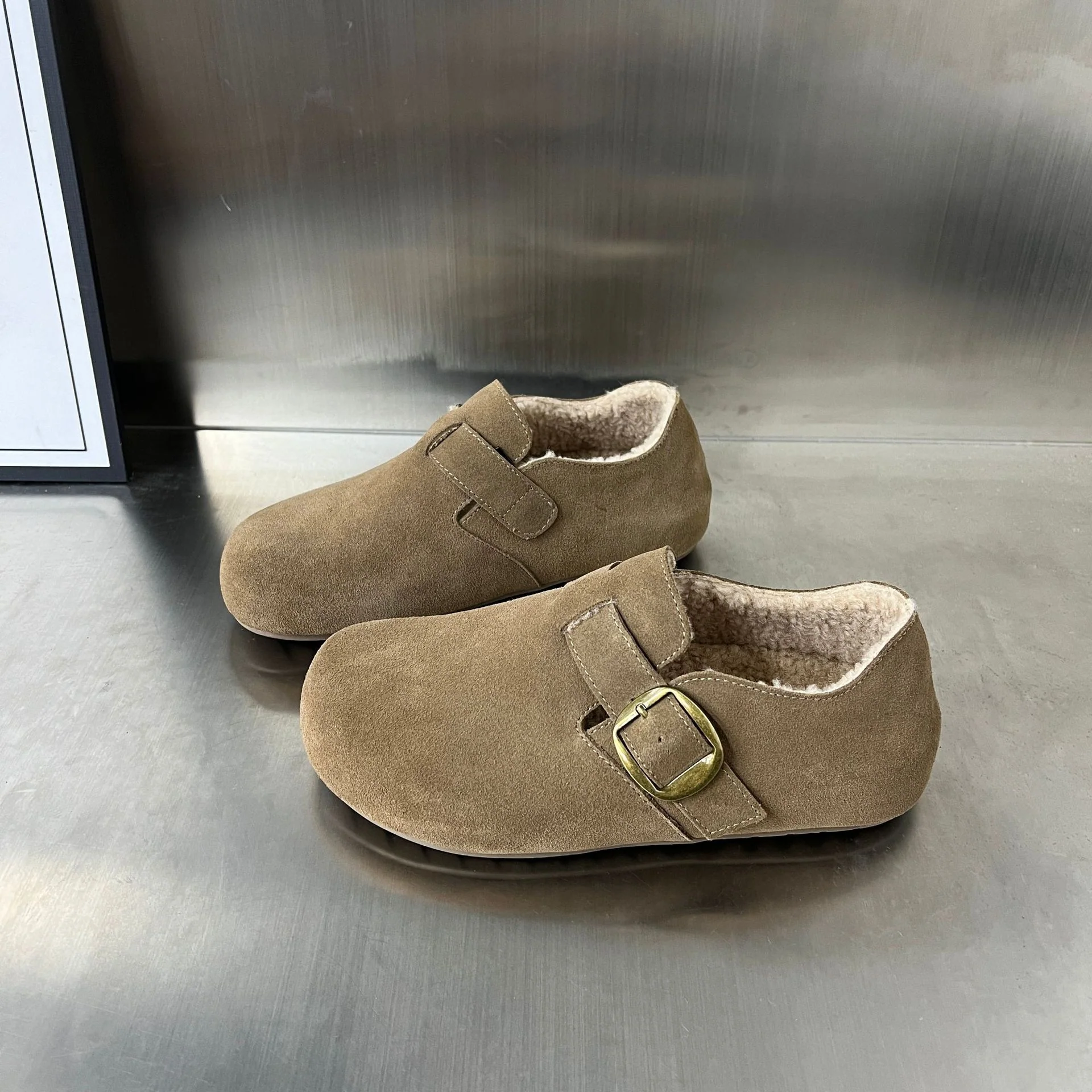 Damen Komfortable Clogs mit weichem Innenfutter und innovativem Schnallenverschluss Heidi Mode - Image 2