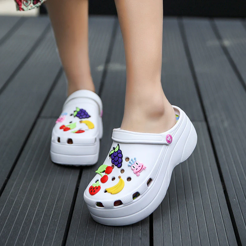 Damen Komfortable Freizeitclogs mit bunten 3D-Anhänger Heidi Mode