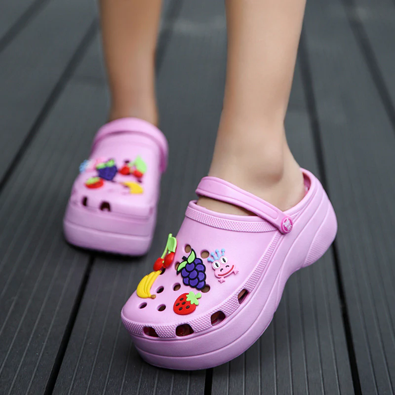Damen Komfortable Freizeitclogs mit bunten 3D-Anhänger Heidi Mode - Image 3