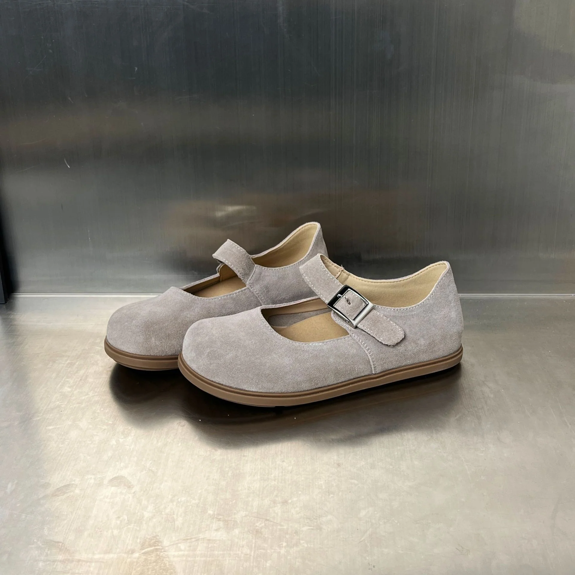 Damen Komfortable Halbschuhe mit verstellbarem Riemen und weichem Wildleder Heidi Mode - Image 2
