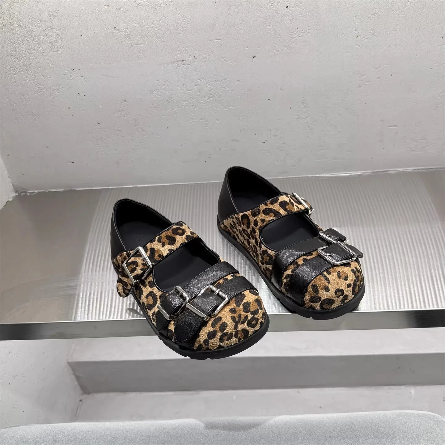 Damen Komfortable Sandalen mit praktischen Schnallen und robustem Fußbett Heidi Mode - Image 2