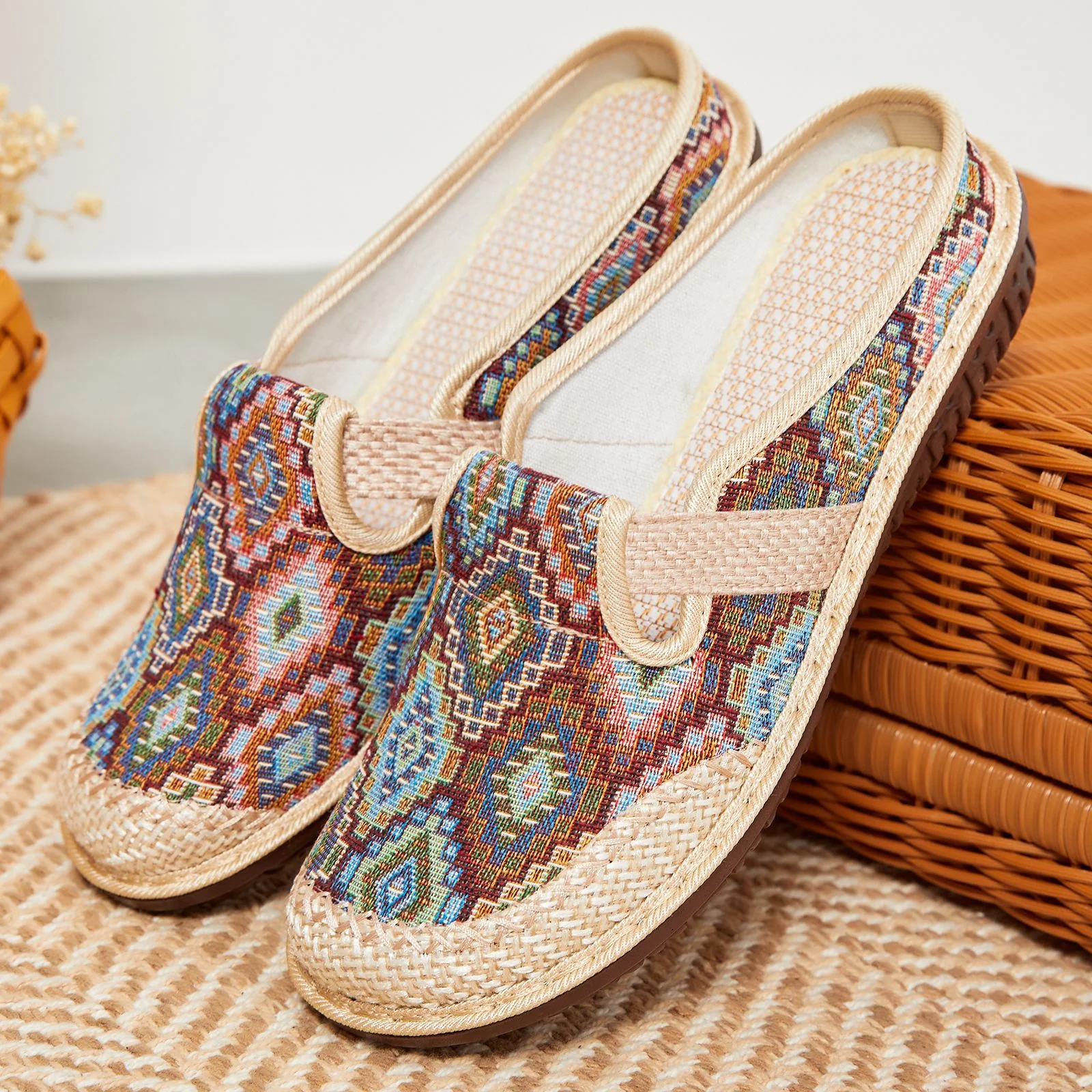 Damen Komfortable Slip-On Clogs mit buntem Muster und flexiblem Riemen Heidi Mode - Image 2