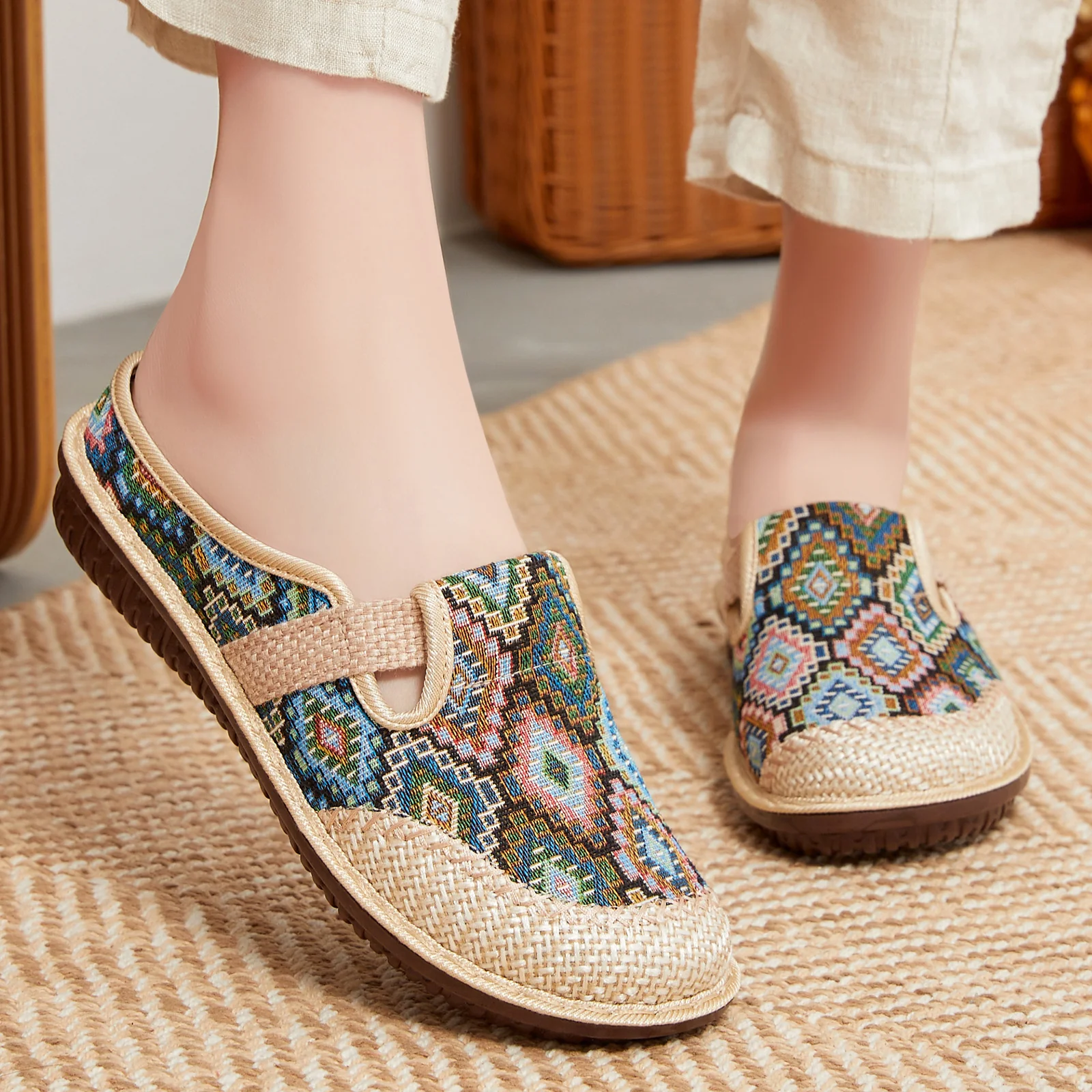 Damen Komfortable Slip-On Clogs mit buntem Muster und flexiblem Riemen Heidi Mode - Image 3