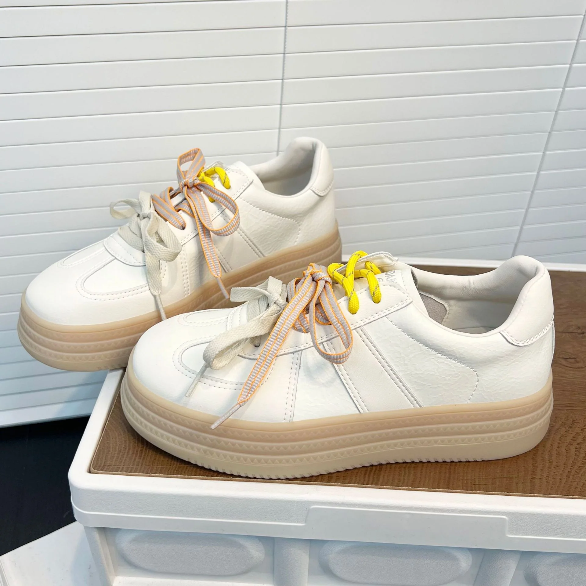 Damen Komfortable Sneaker mit praktischem Plateau und farbigen Schnürsenkeln Heidi Mode - Image 2