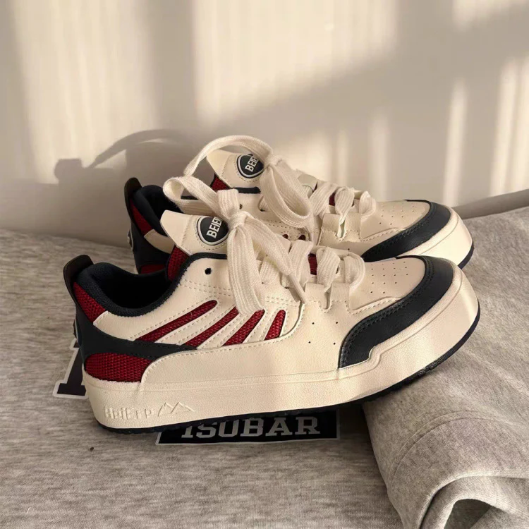 Damen Komfortable Sneakers im Retro-Stil mit perforierten Details Heidi Mode - Image 4