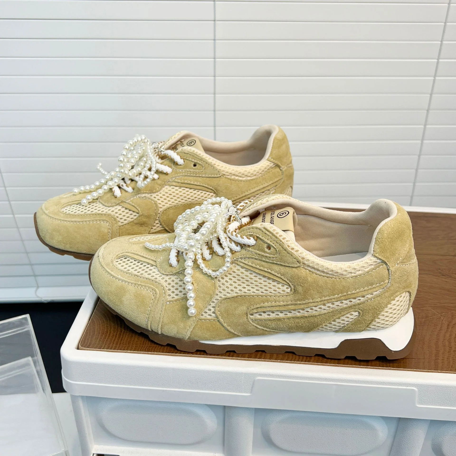 Damen Komfortable Sneakers mit innovativer Mesh-Oberfläche und dekorativen Perlenapplikationen Heidi Mode