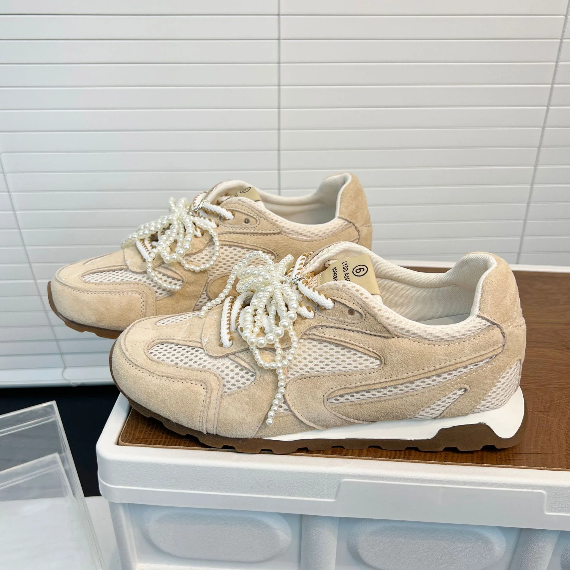 Damen Komfortable Sneakers mit innovativer Mesh-Oberfläche und dekorativen Perlenapplikationen Heidi Mode - Image 2
