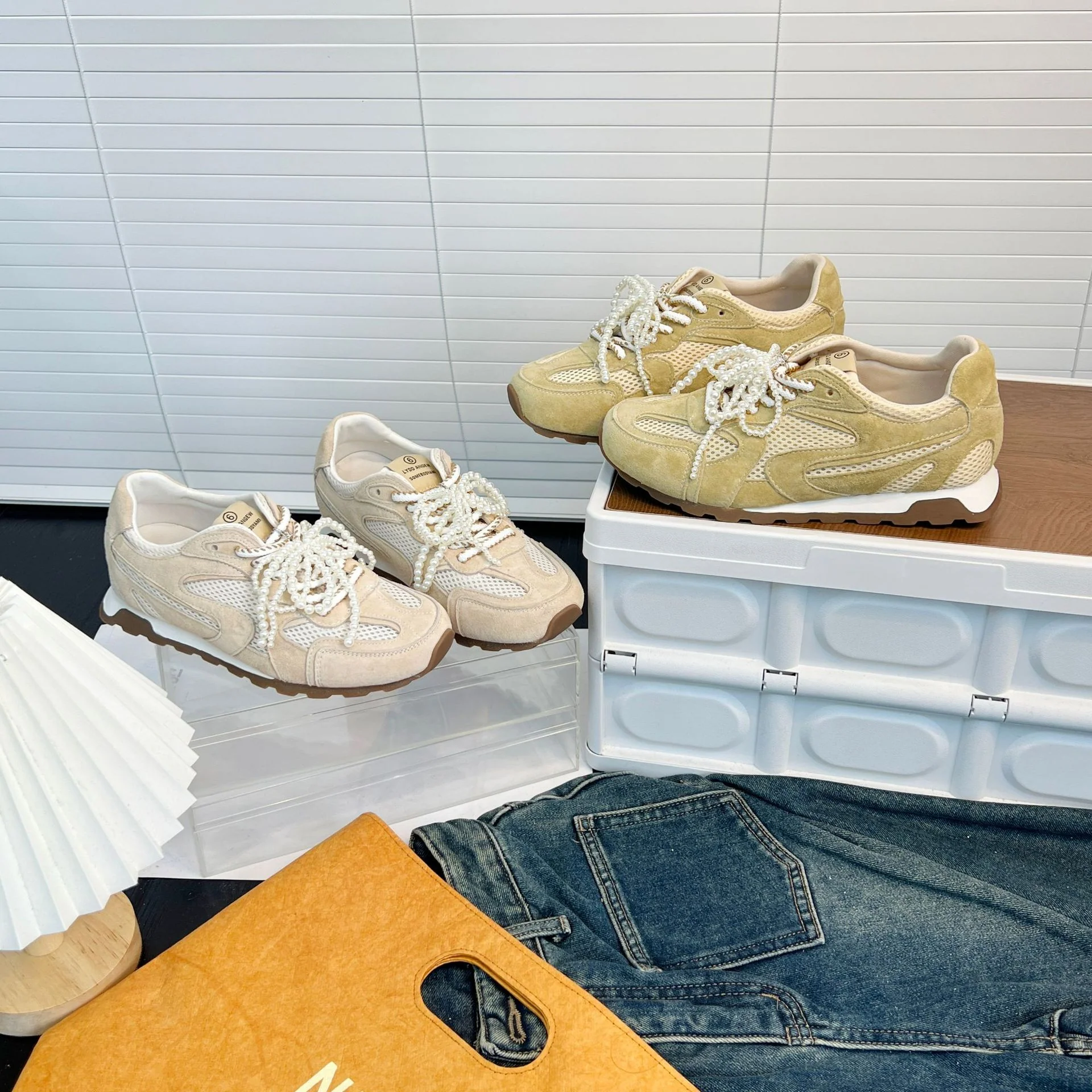 Damen Komfortable Sneakers mit innovativer Mesh-Oberfläche und dekorativen Perlenapplikationen Heidi Mode - Image 3