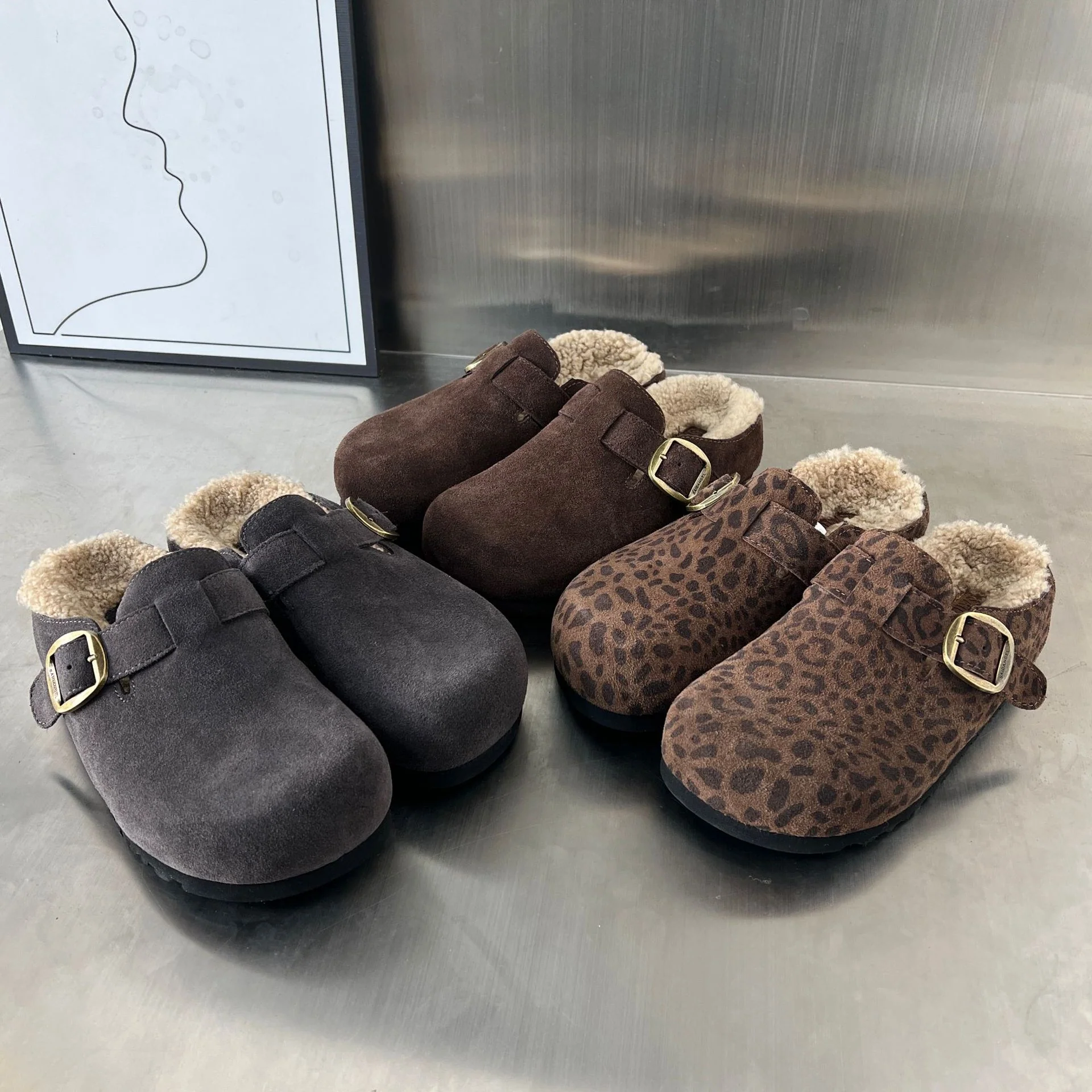 Damen Komfortable Suede Clogs mit weichem Innenfutter und dekorativer Schnalle Heidi Mode - Image 3