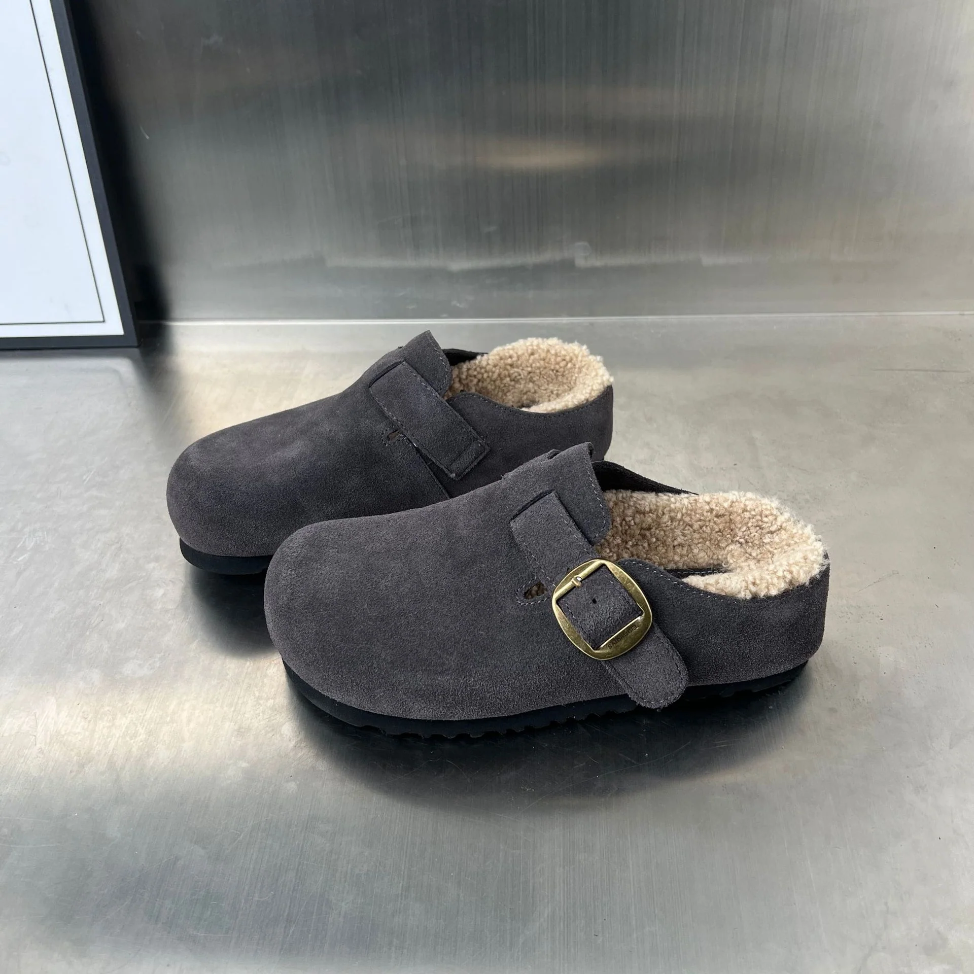 Damen Komfortable Suede Clogs mit weichem Innenfutter und dekorativer Schnalle Heidi Mode - Image 4