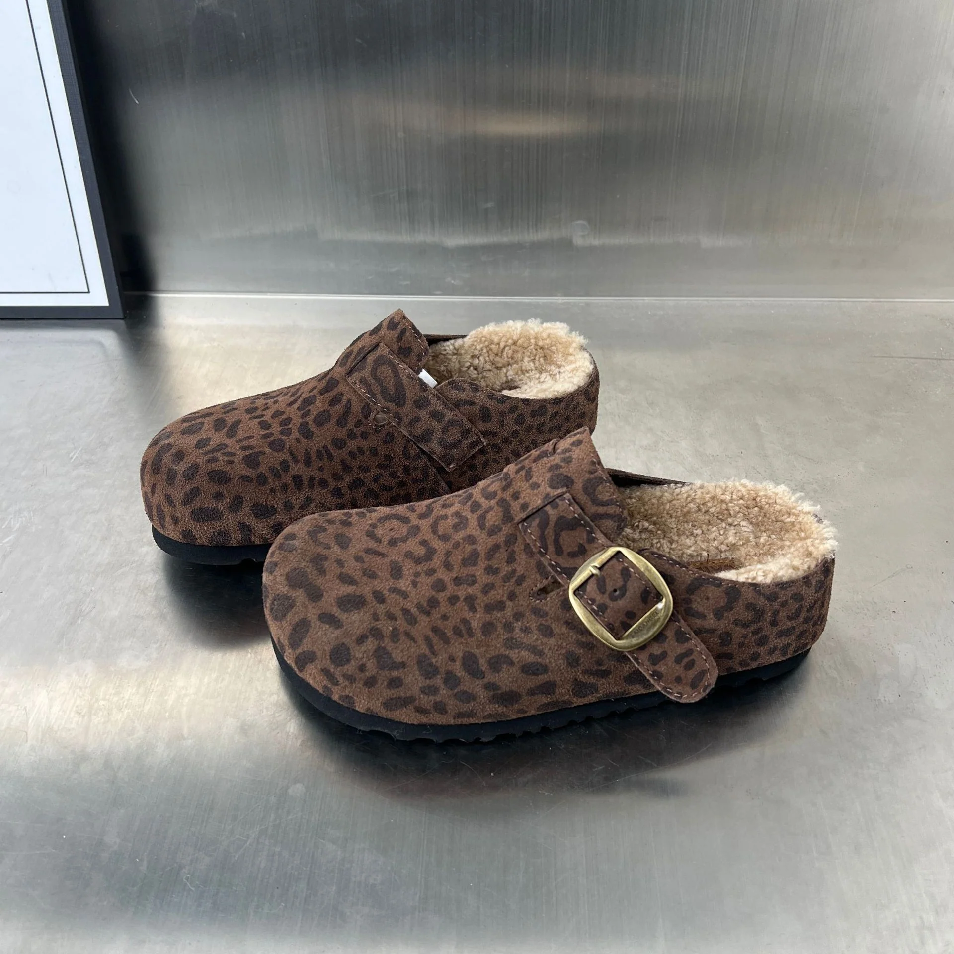 Damen Komfortable Suede Clogs mit weichem Innenfutter und dekorativer Schnalle Heidi Mode - Image 7
