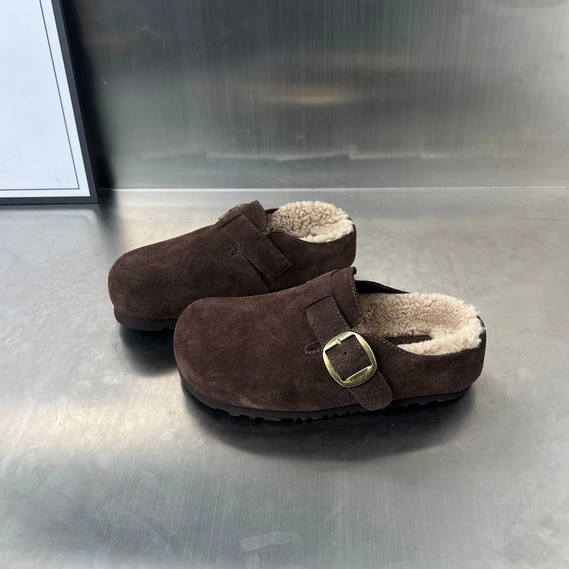 Damen Komfortable Suede Clogs mit weichem Innenfutter und dekorativer Schnalle Heidi Mode - Image 8