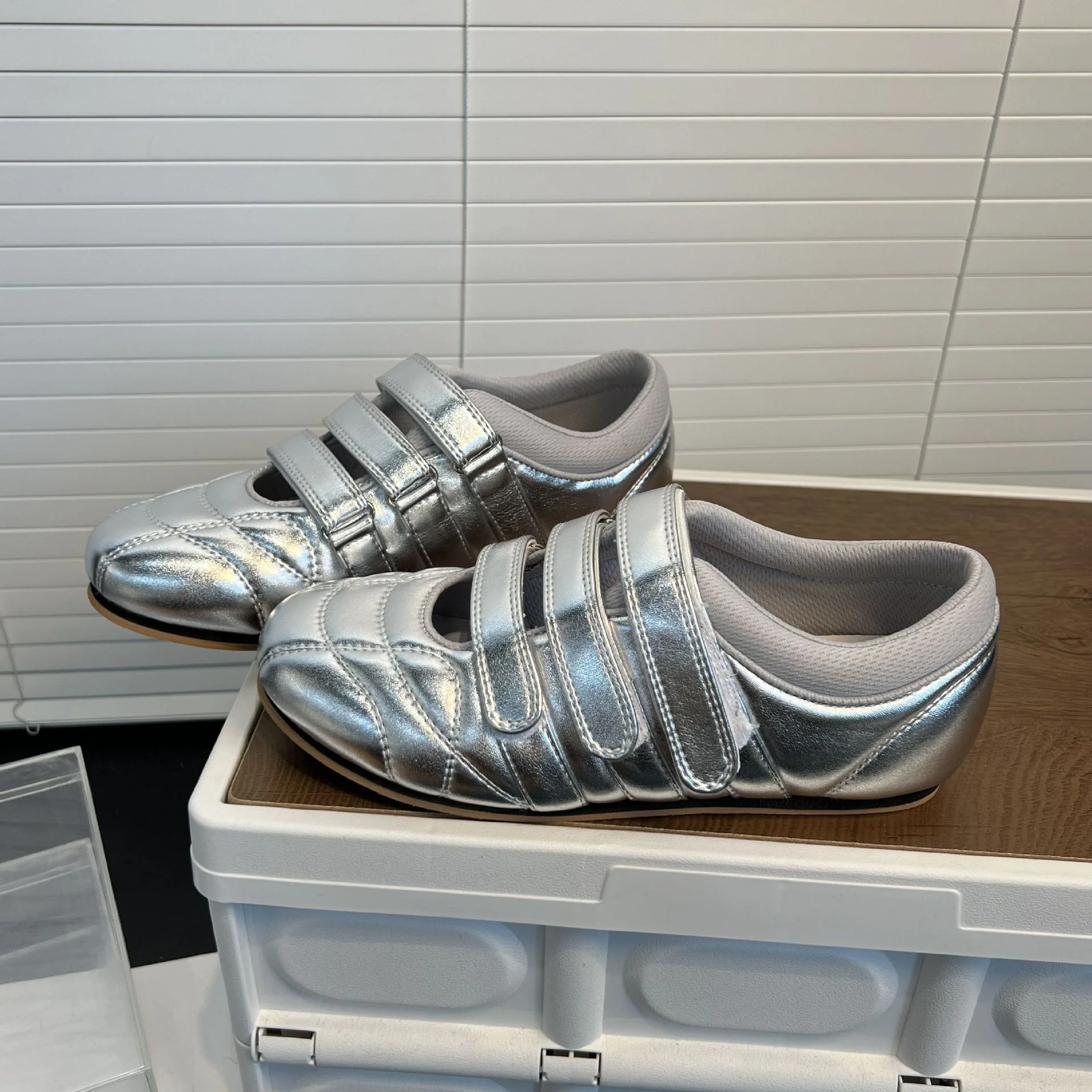Damen Komfortable und atmungsaktive Sneakers mit verstellbarem Klettverschluss Heidi Mode
