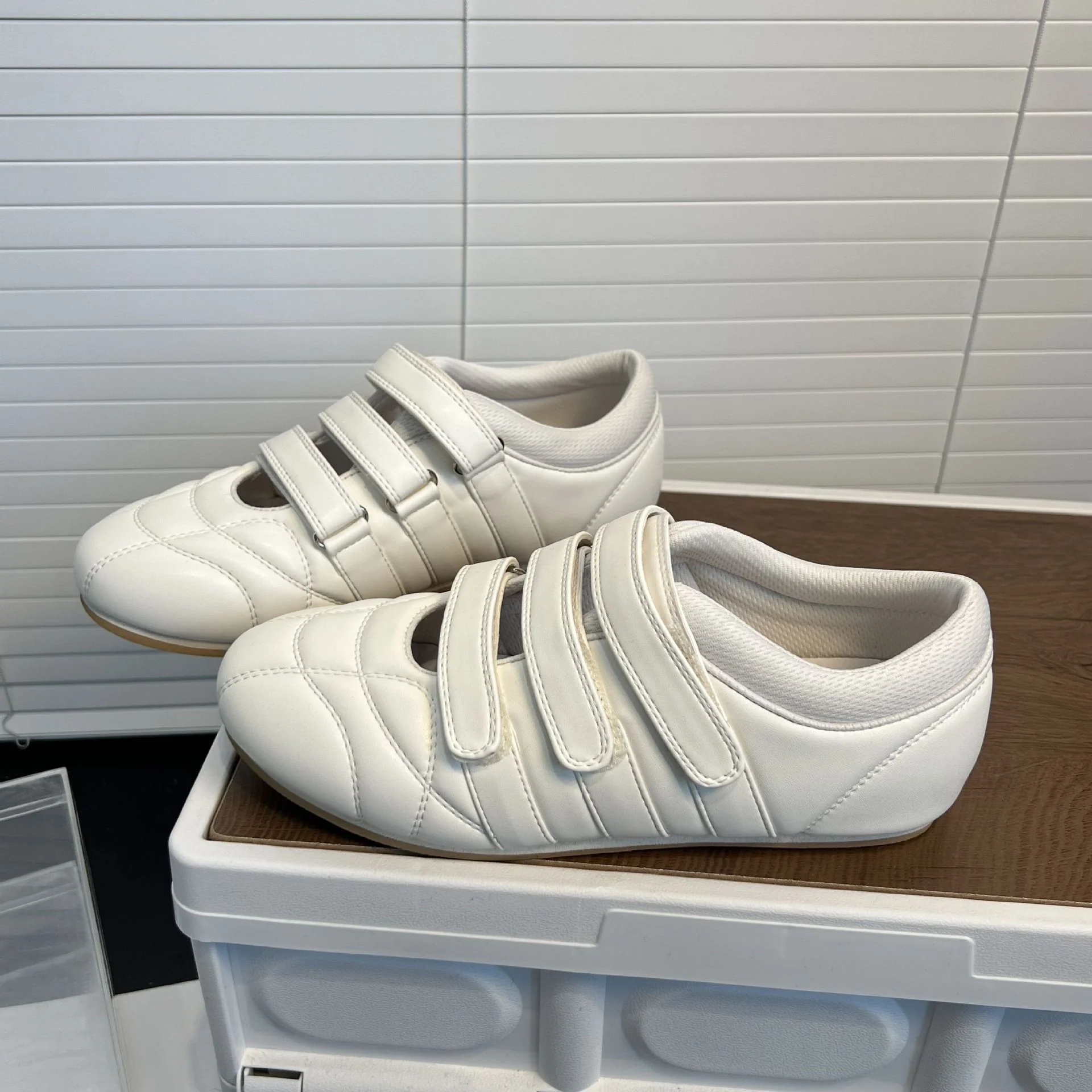 Damen Komfortable und atmungsaktive Sneakers mit verstellbarem Klettverschluss Heidi Mode - Image 2