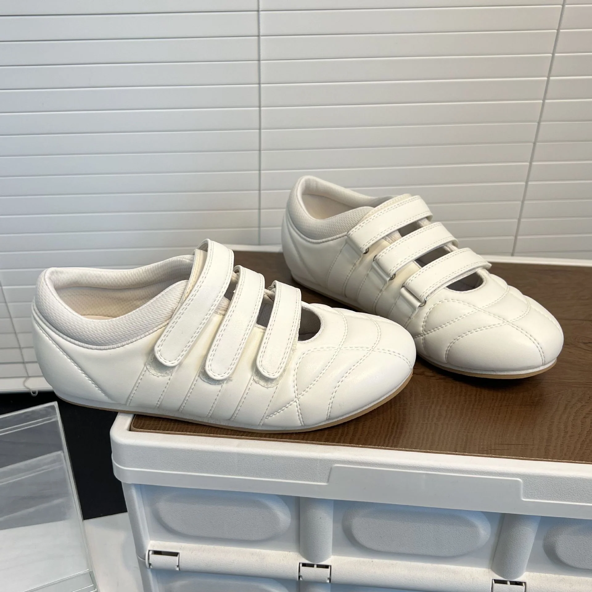 Damen Komfortable und atmungsaktive Sneakers mit verstellbarem Klettverschluss Heidi Mode - Image 4