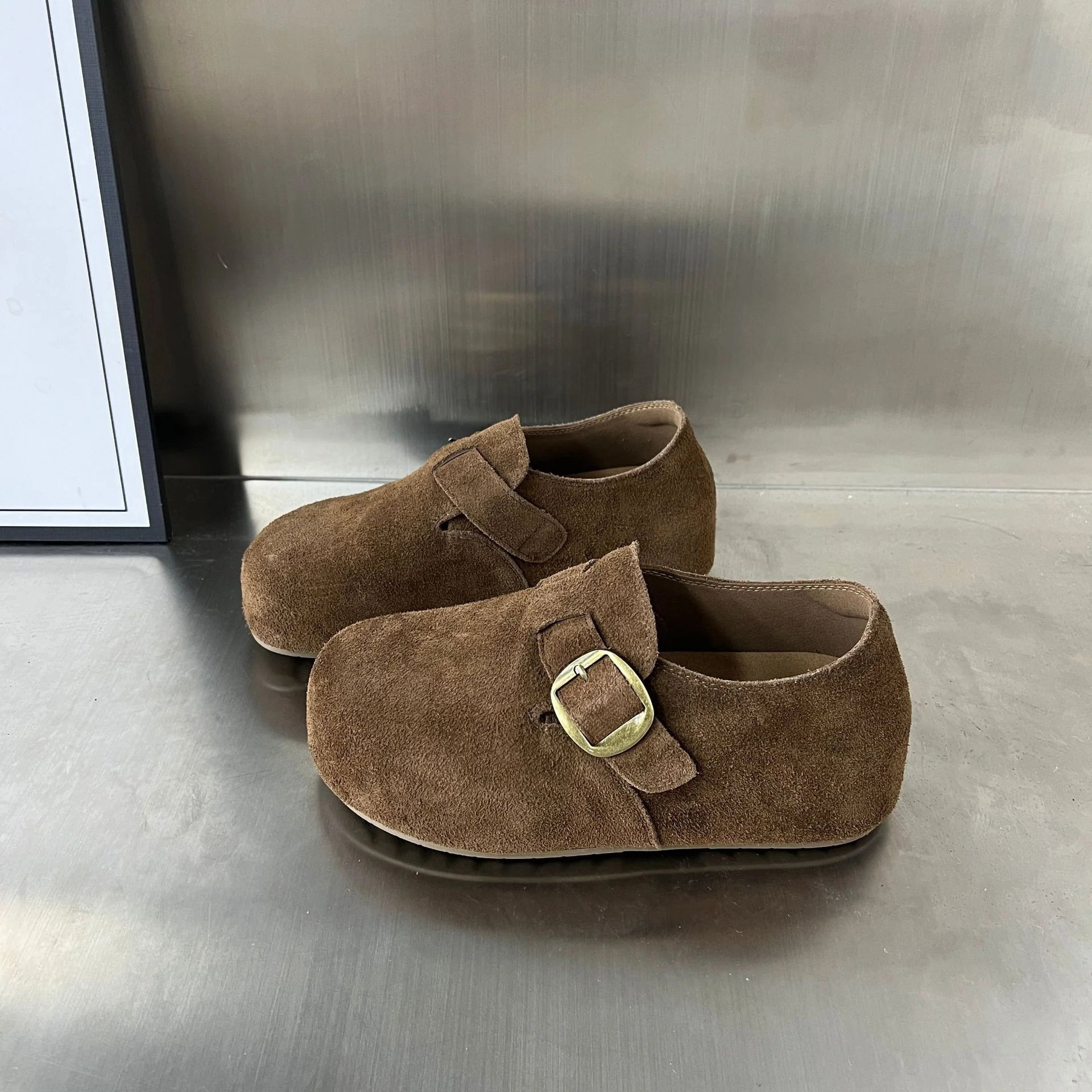 Damen Komfortable Wildleder-Clogs mit dekorativem Schnallenverschluss Heidi Mode - Image 6
