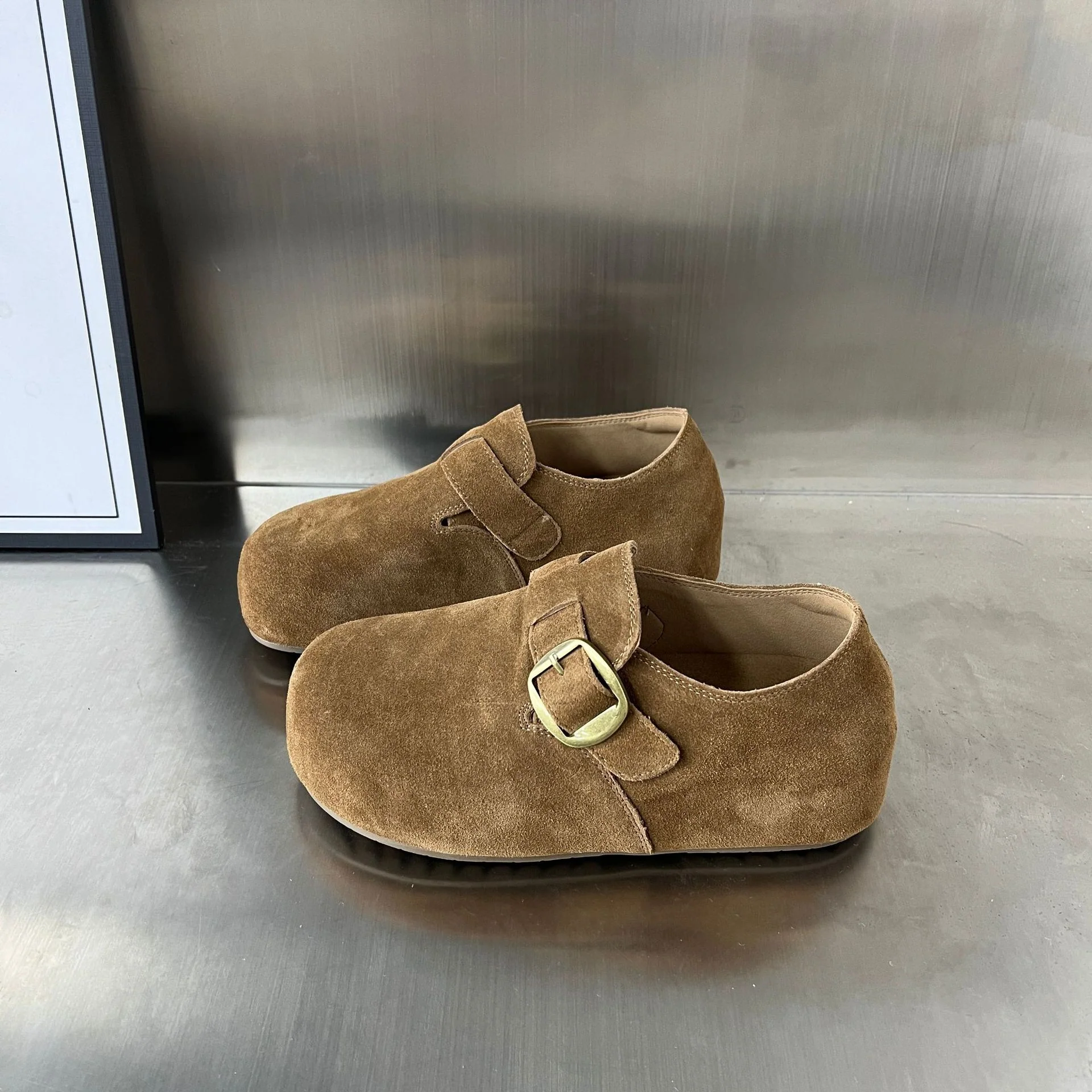 Damen Komfortable Wildleder-Clogs mit dekorativem Schnallenverschluss Heidi Mode - Image 7