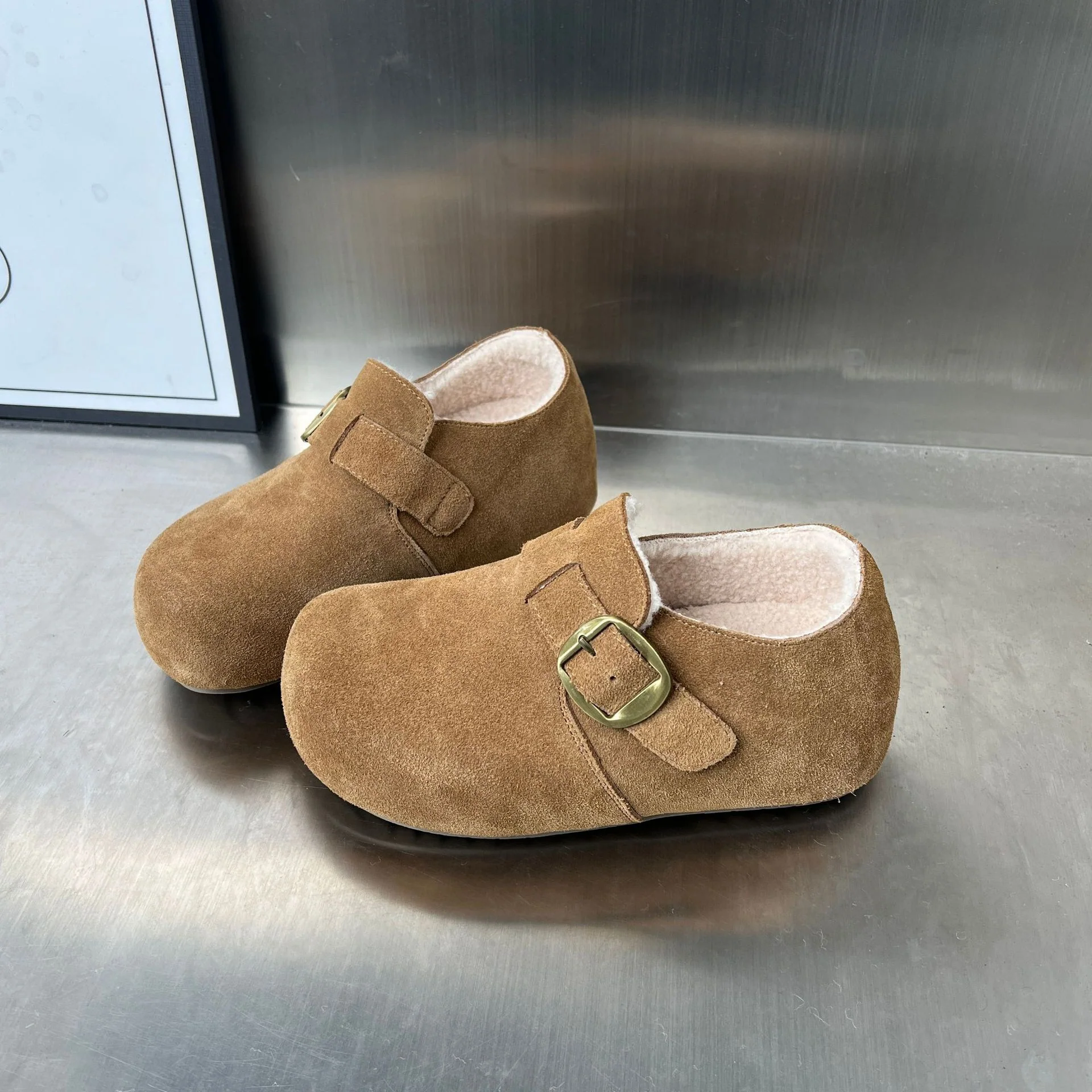 Damen Komfortable Wildleder-Clogs mit luxuriösem Fleece-Innenfutter und modischer Schnallenverzierung Heidi Mode - Image 4