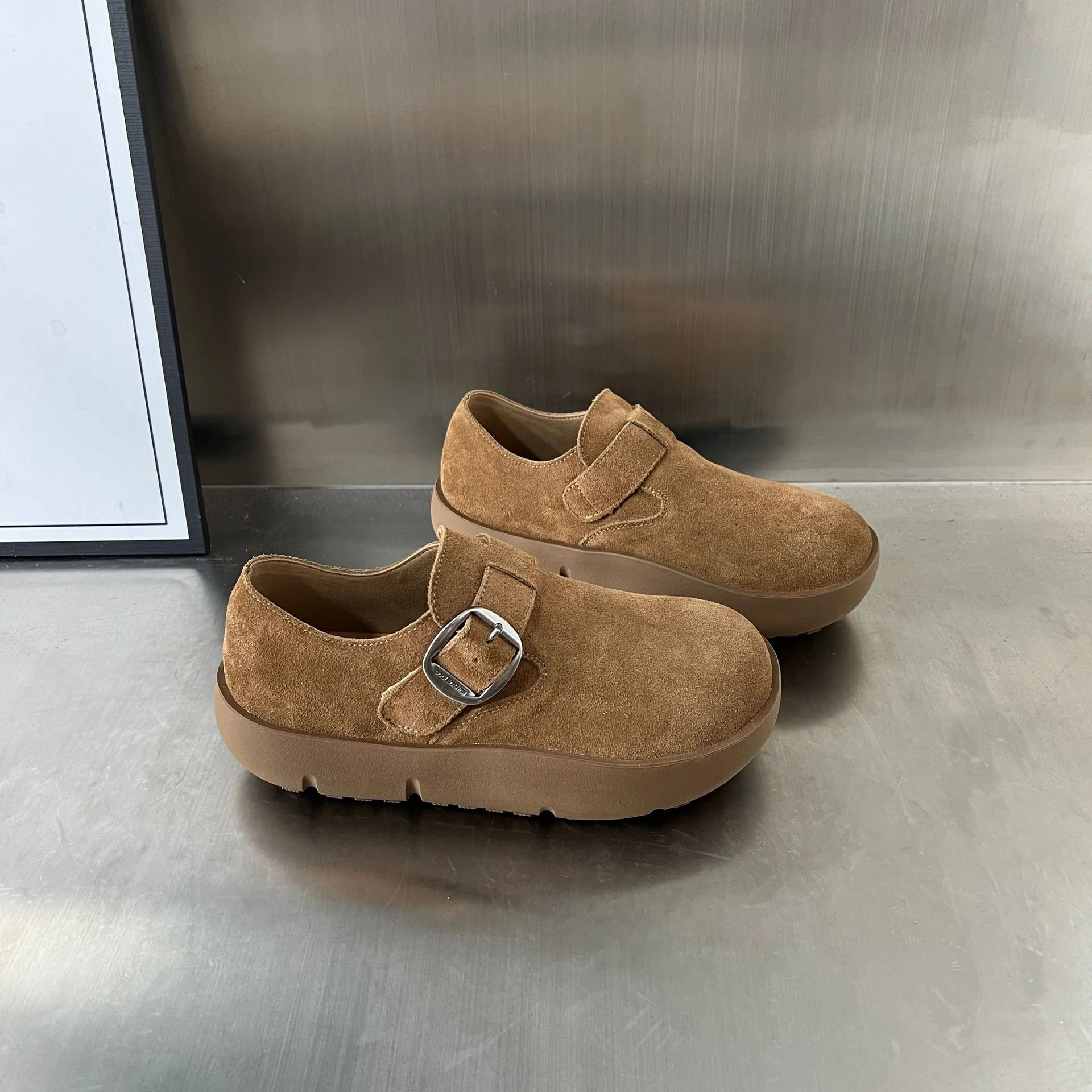 Damen Komfortable Wildleder-Clogs mit modischem Riemen und ergonomischem Fußbett Heidi Mode - Image 4