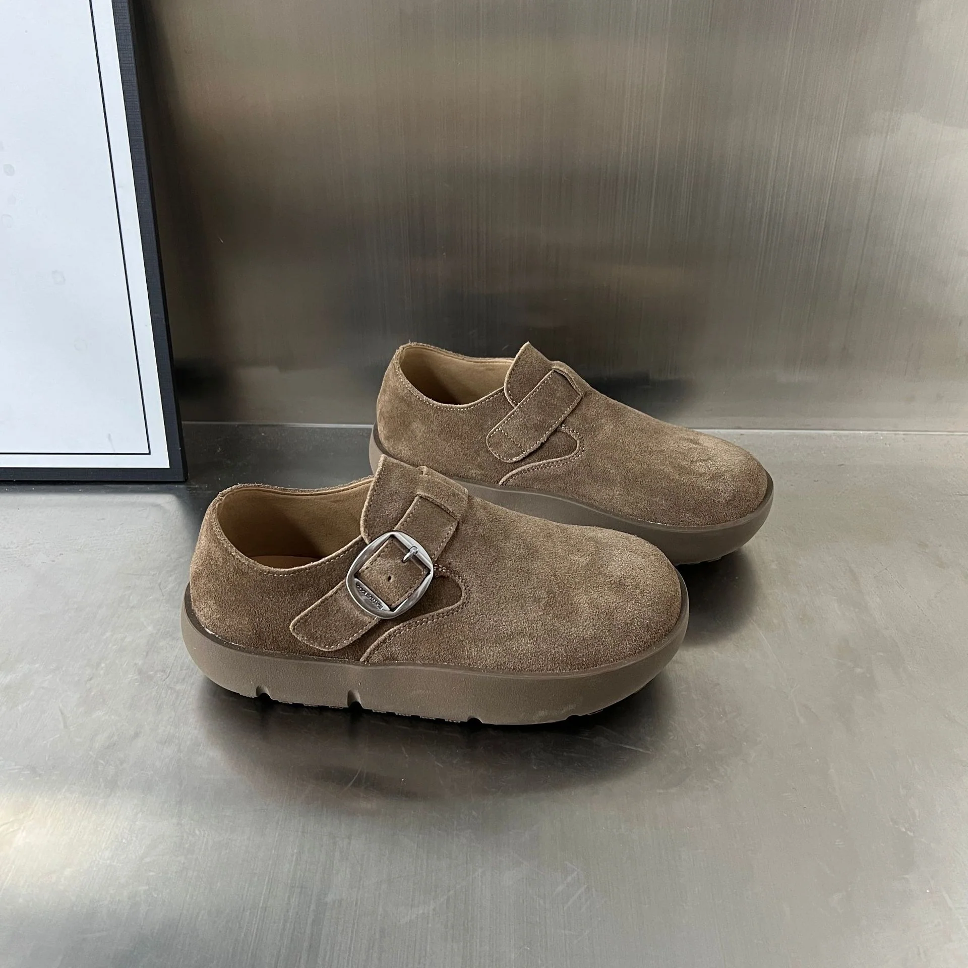 Damen Komfortable Wildleder-Clogs mit modischem Riemen und ergonomischem Fußbett Heidi Mode - Image 5