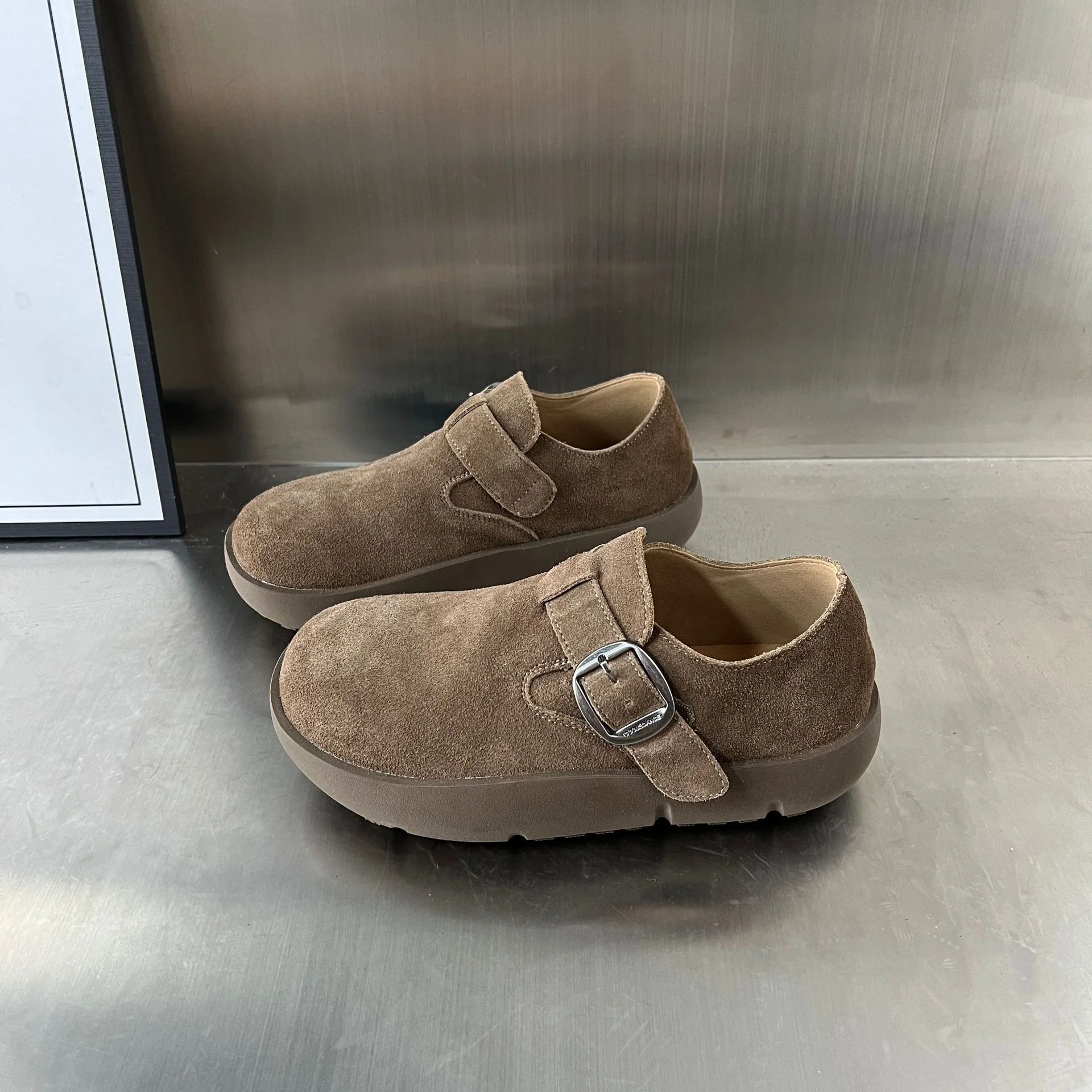 Damen Komfortable Wildleder-Clogs mit modischem Riemen und ergonomischem Fußbett Heidi Mode - Image 7