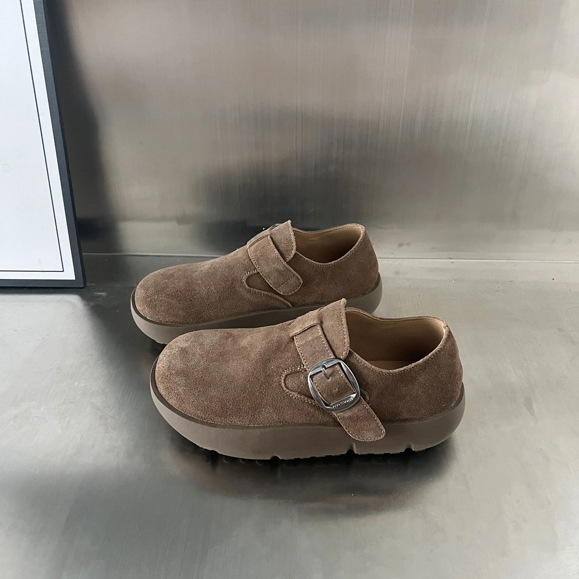 Damen Komfortable Wildleder-Clogs mit modischem Schnallenverschluss Heidi Mode