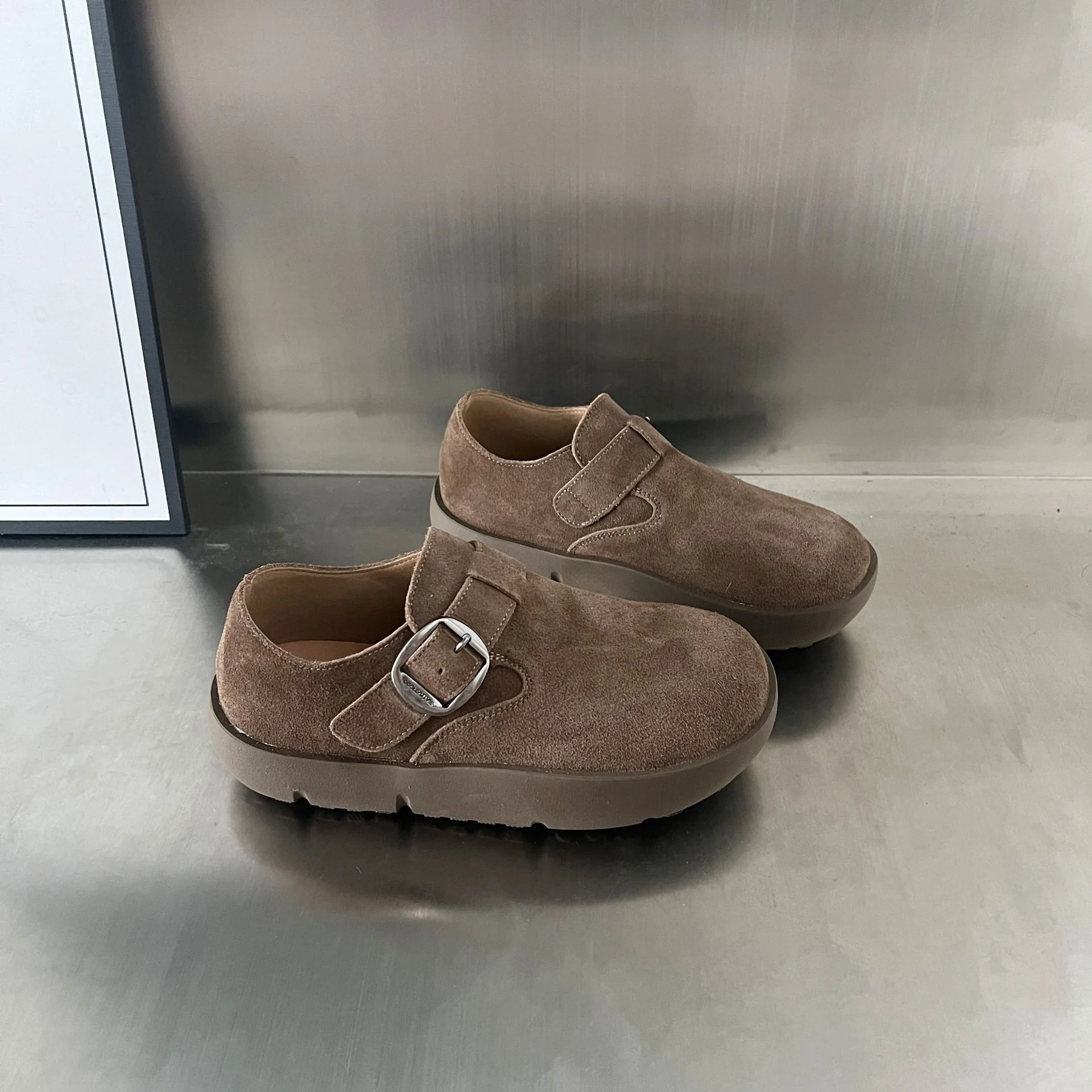 Damen Komfortable Wildleder-Clogs mit modischem Schnallenverschluss Heidi Mode - Image 2