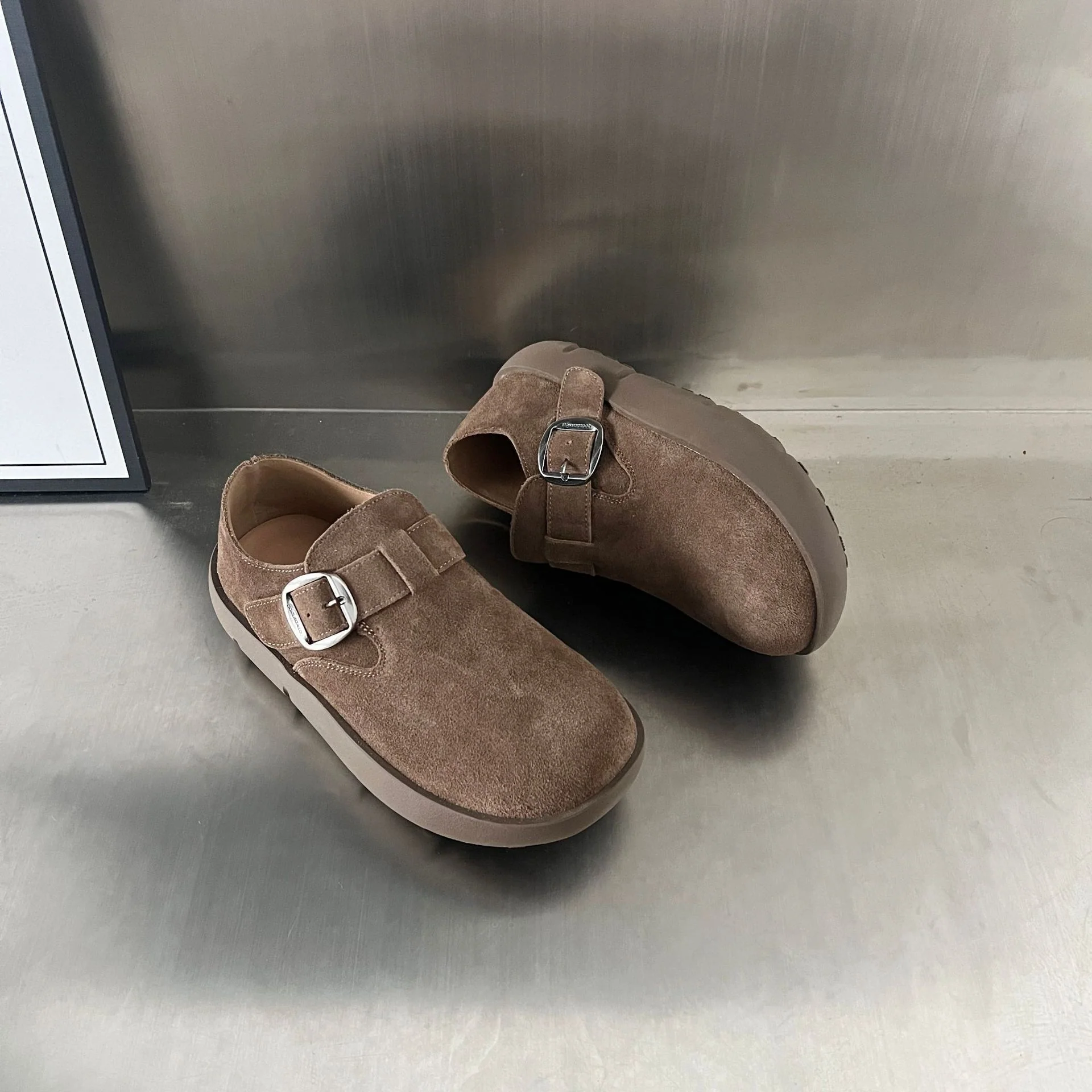 Damen Komfortable Wildleder-Clogs mit modischem Schnallenverschluss Heidi Mode - Image 3