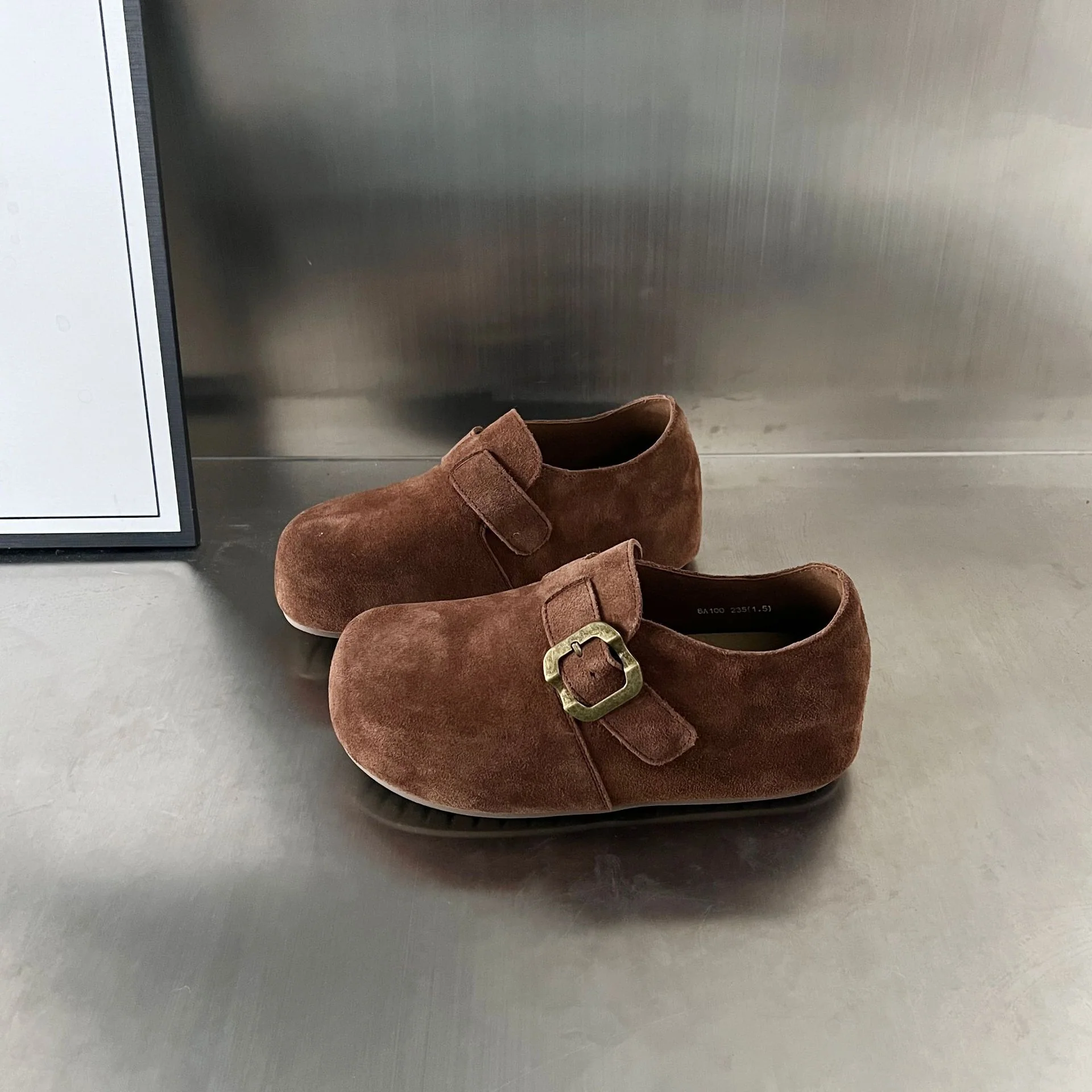 Damen Komfortable Wildleder-Clogs mit modischem Schnallenverschluss Heidi Mode - Image 6