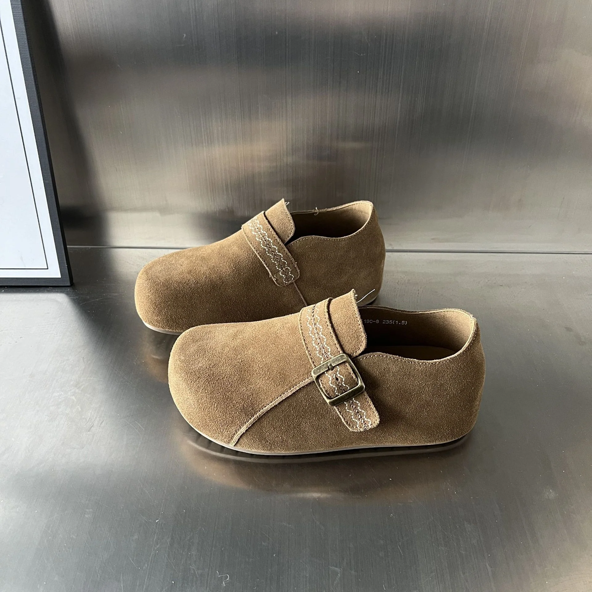 Damen Komfortable Wildleder-Clogs mit verstellbarem Riemen Heidi Mode - Image 6