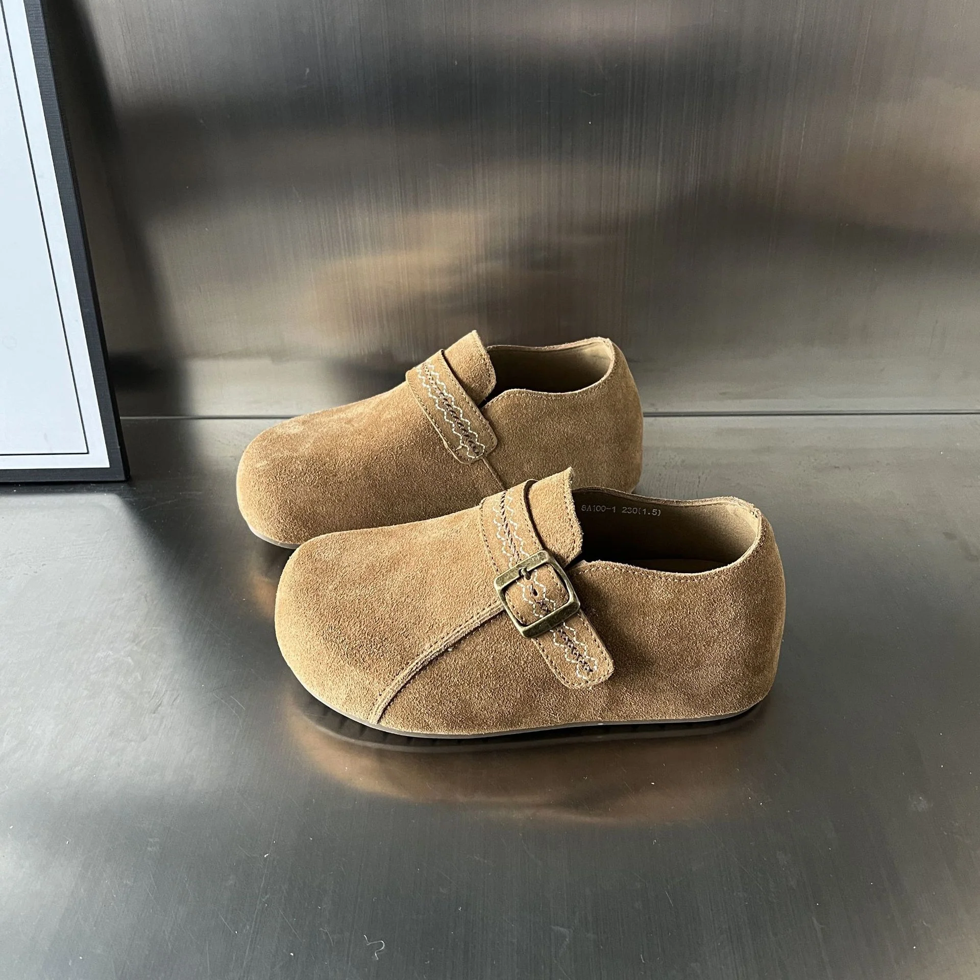 Damen Komfortable Wildleder-Clogs mit verstellbarem Riemen Heidi Mode - Image 7