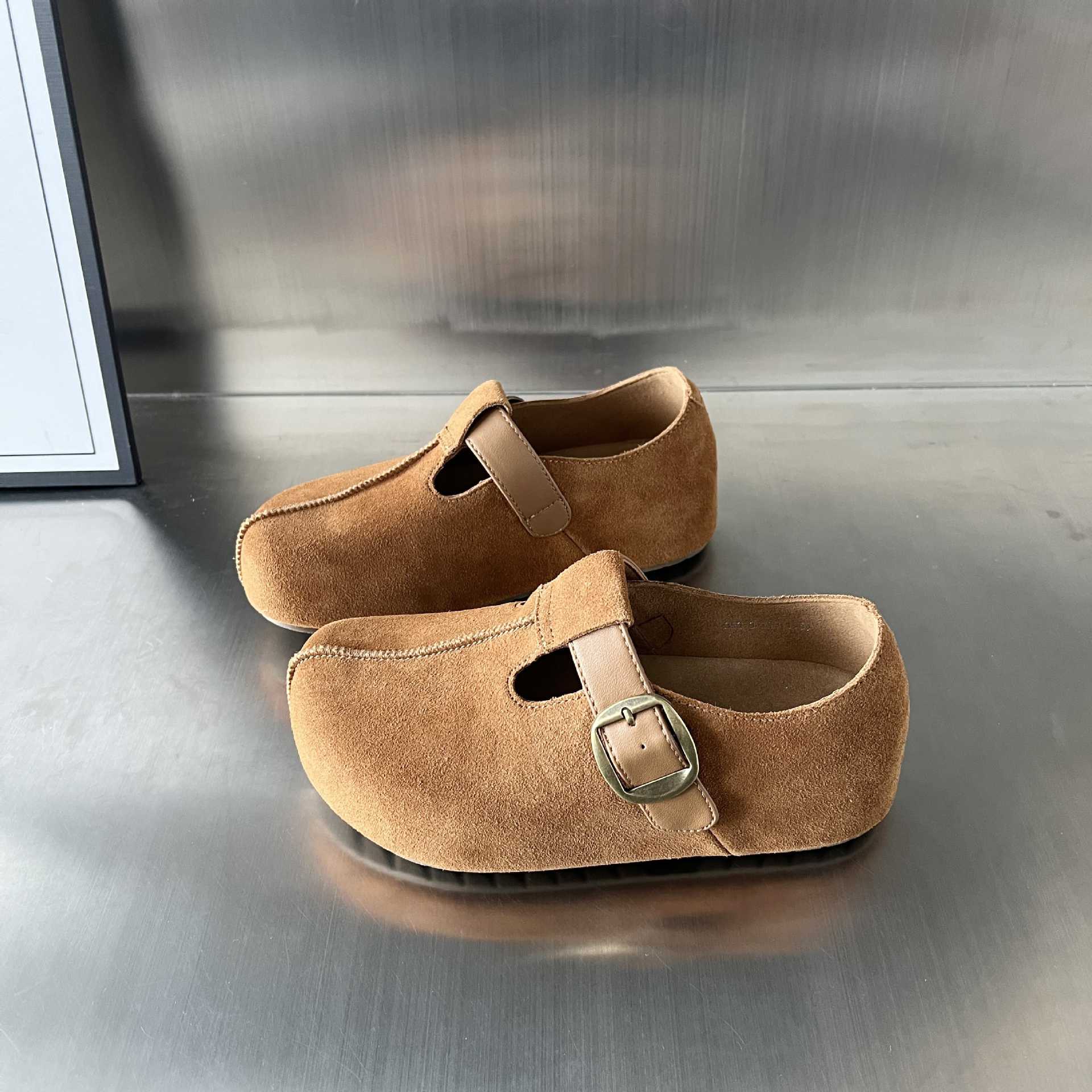 Damen Komfortable Wildleder-Clogs mit verstellbarem Riemen und ergonomischem Fußbett Heidi Mode