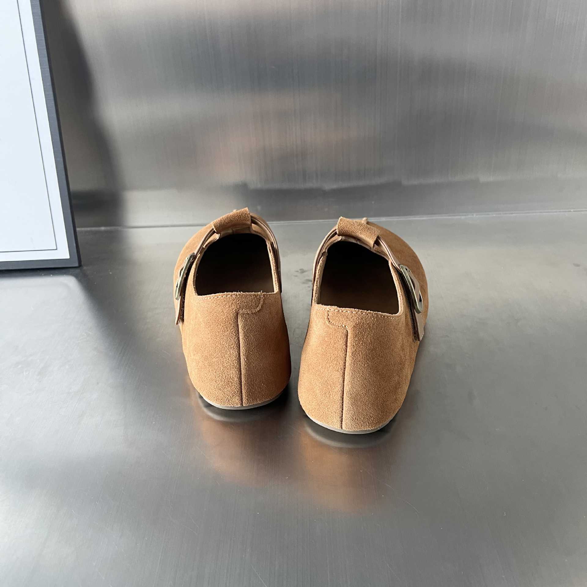 Damen Komfortable Wildleder-Clogs mit verstellbarem Riemen und ergonomischem Fußbett Heidi Mode - Image 4