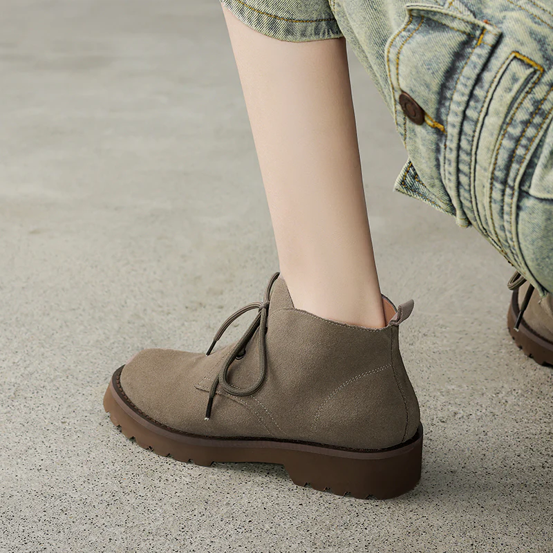 Damen Komfortable Wildleder Stiefeletten mit innovativen Schnürdetails Heidi Mode