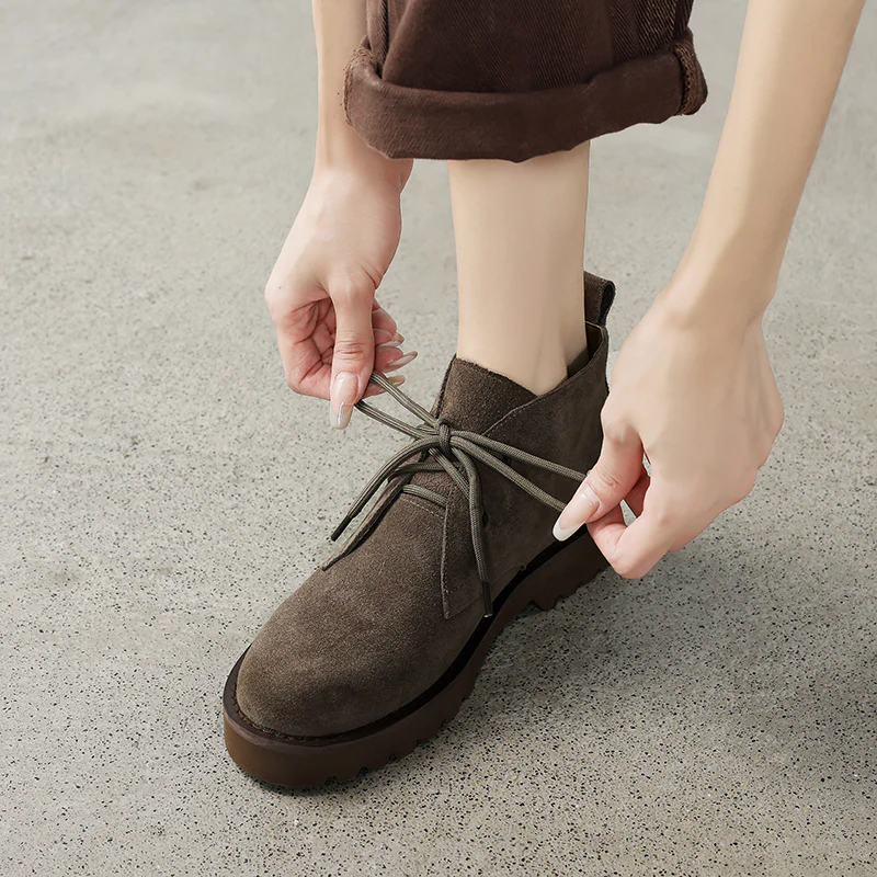 Damen Komfortable Wildleder Stiefeletten mit innovativen Schnürdetails Heidi Mode - Image 2
